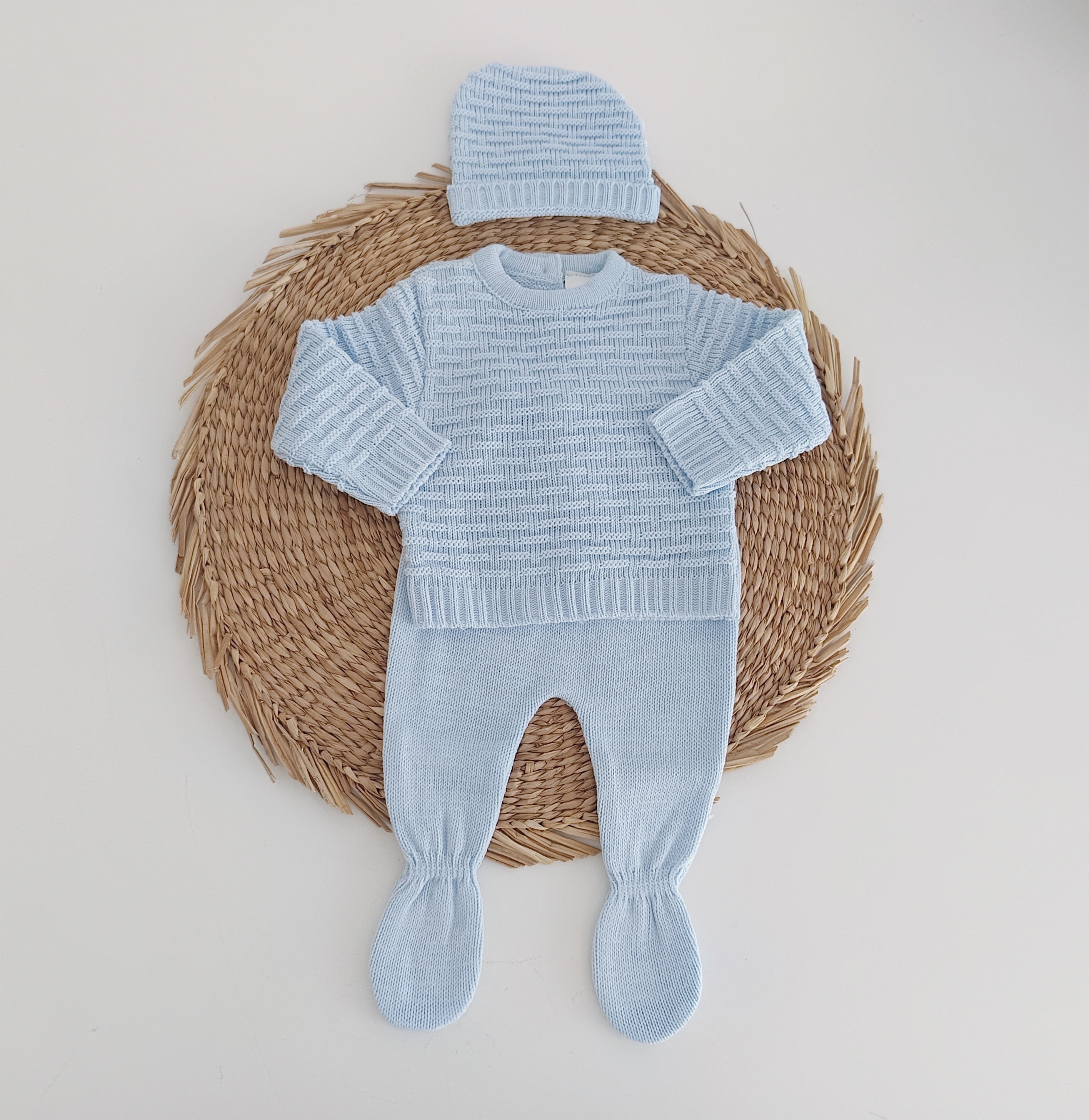 Conjunto de Malha Trabalhado com Gorro Azul