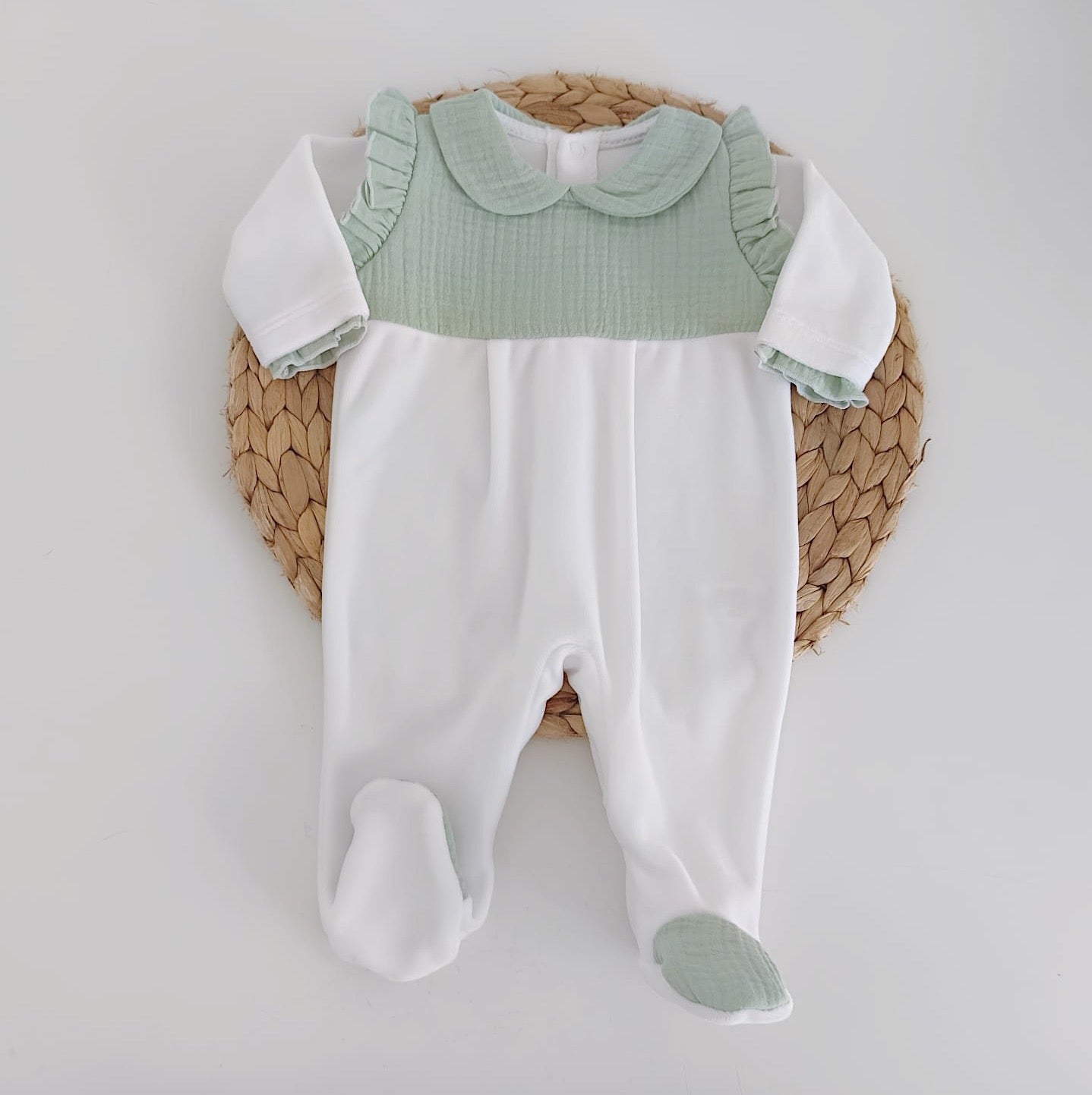 Babygrow com Peitilho e gola em Musselina Verde