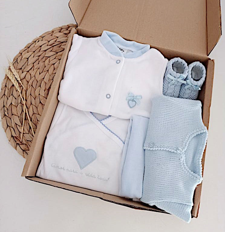 Conjunto primeira roupinha bebé 6 peças babygrow bordado coração casaco gorro carapins azul marca Amor para a Vida Toda FitFiu Babies
