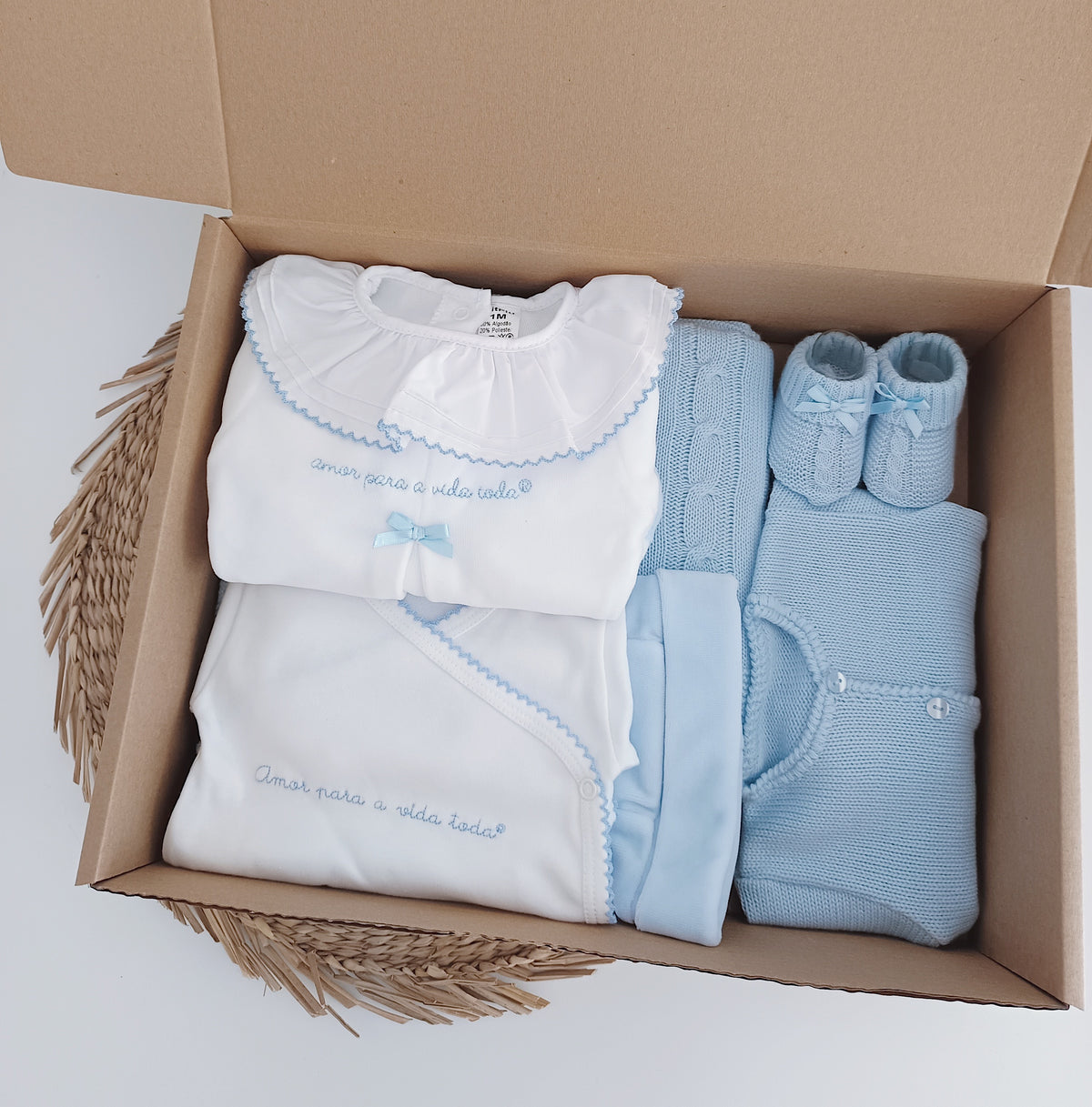 Conjunto primeira roupinha bebé 7 peças babygrow lacinho gola folho manta casaco gorro carapins azul marca Amor para a Vida Toda FitFiu Babies

