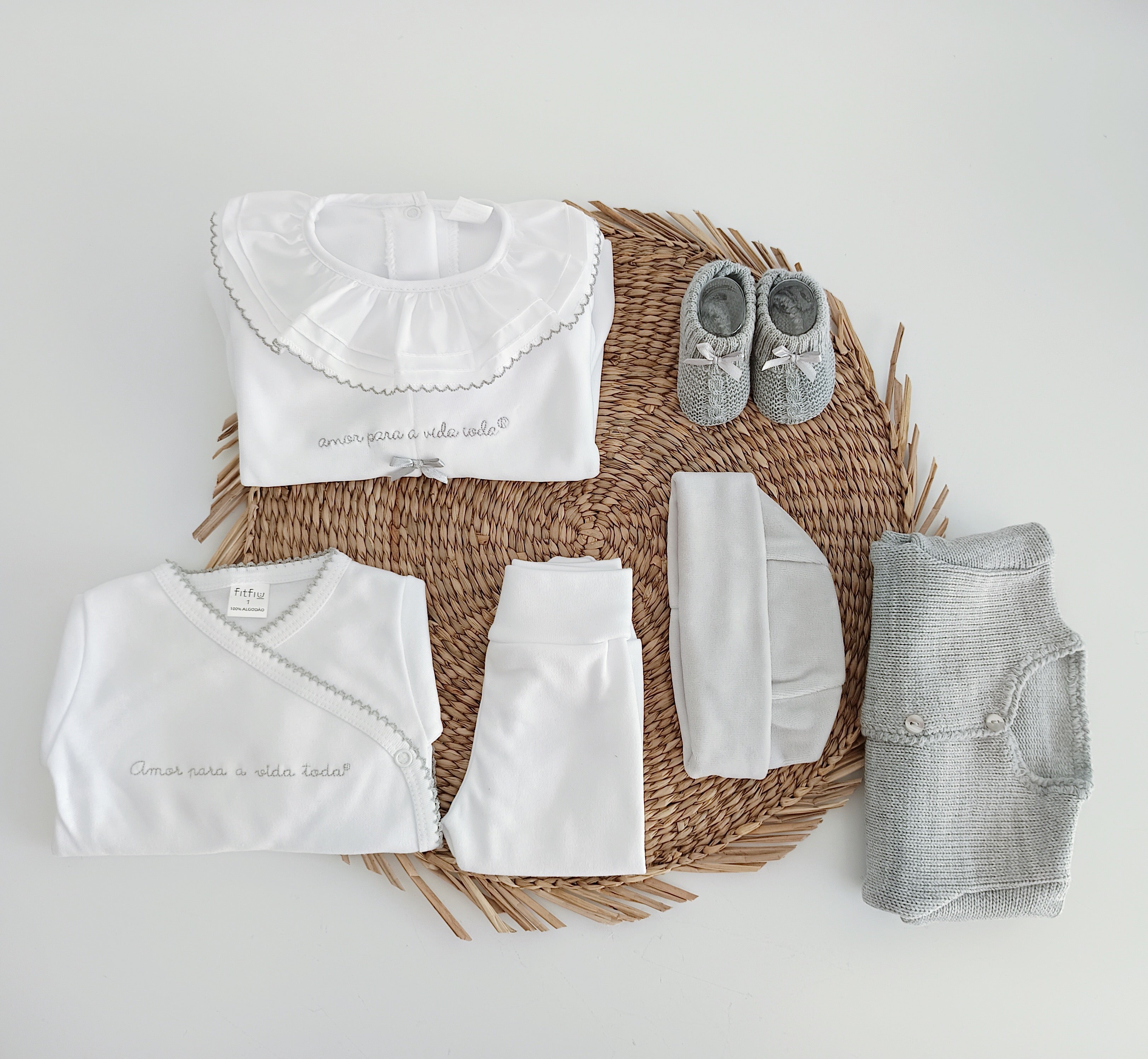 Vista completa conjunto primeira roupinha bebé 6 peças babygrow lacinho gola folho cinza marca Amor para a Vida Toda FitFiu Babies
