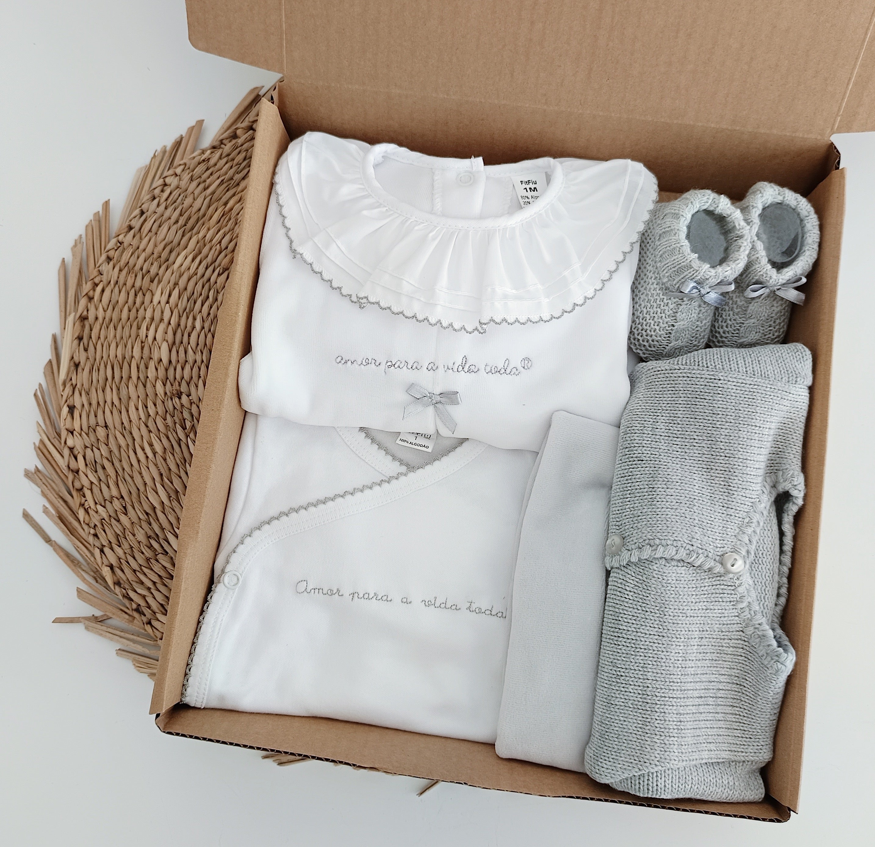 Conjunto primeira roupinha bebé 6 peças babygrow lacinho gola folho casaco gorro carapins cinza marca Amor para a Vida Toda FitFiu Babies
