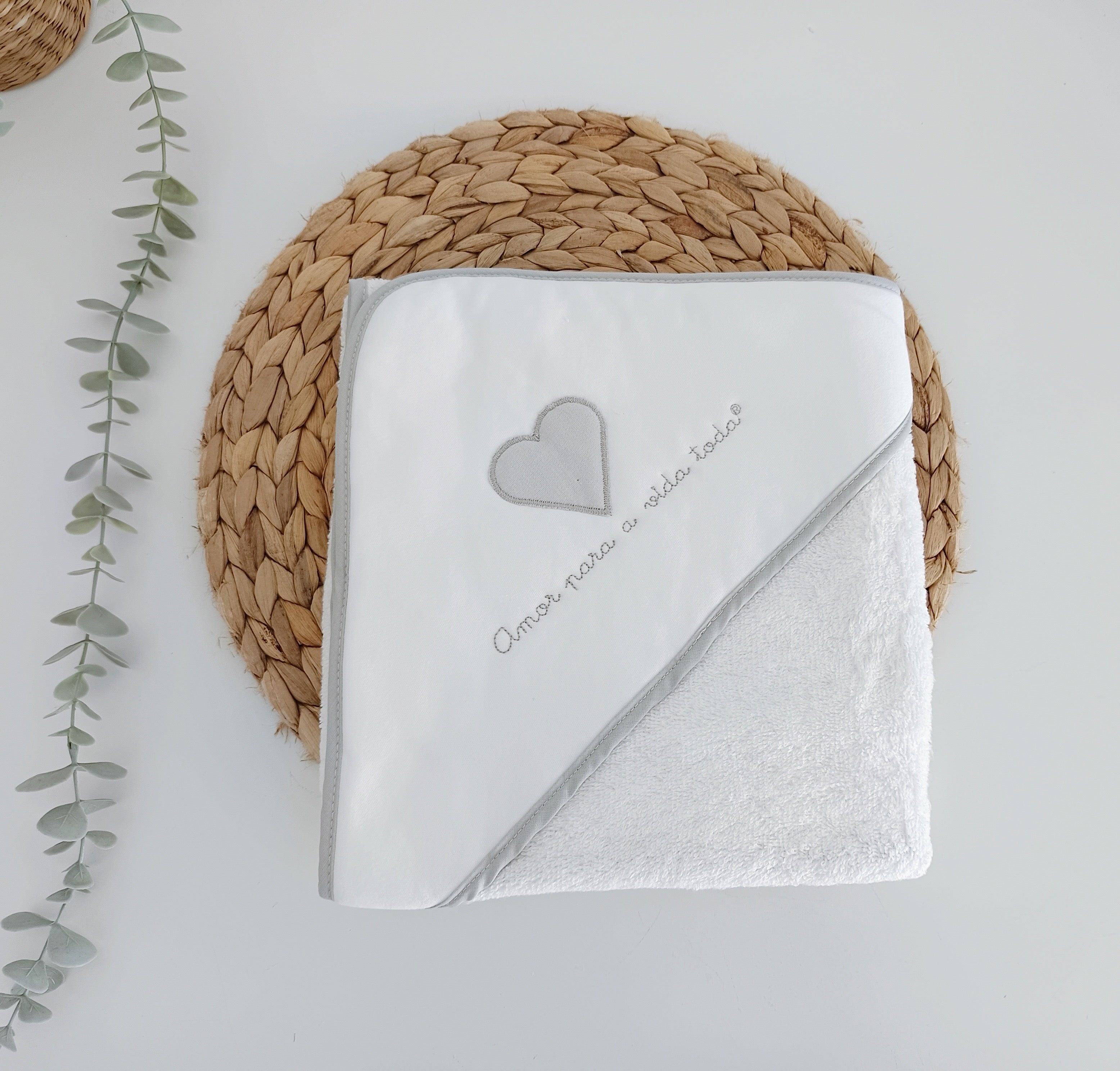 Toalha de banho bebé cinza com capuz e bordado coração Amor para a Vida Toda