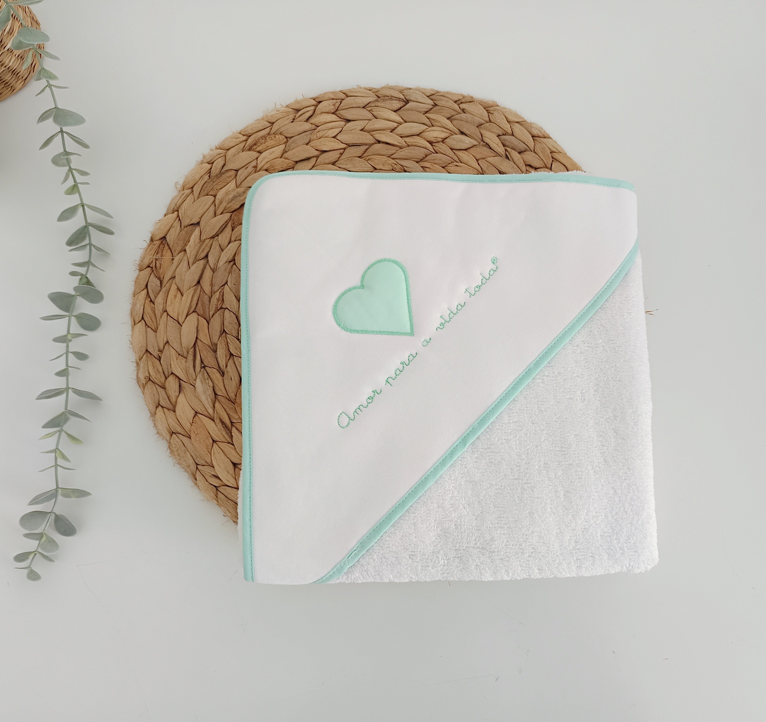 Toalha de banho bebé verde água com capuz e bordado coração Amor para a Vida Toda