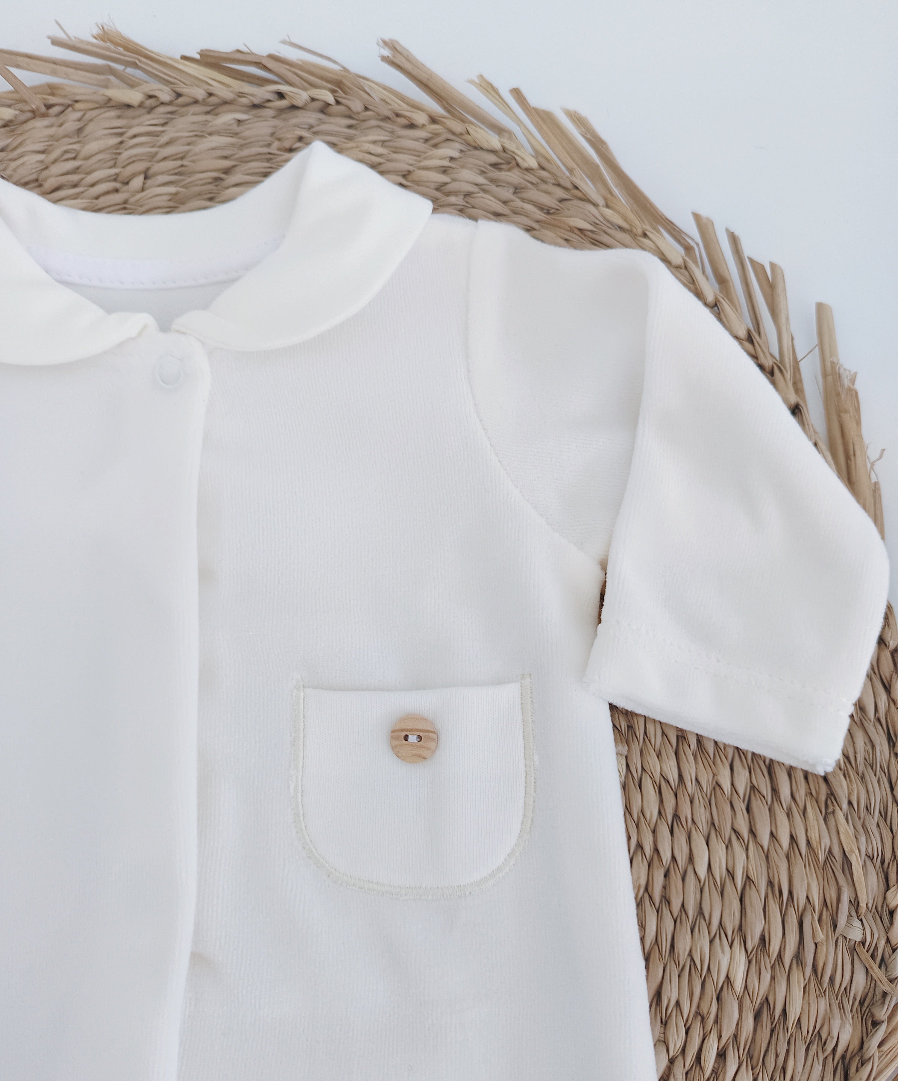 Babygrow Veludo Gola redonda com Bolso Pérola