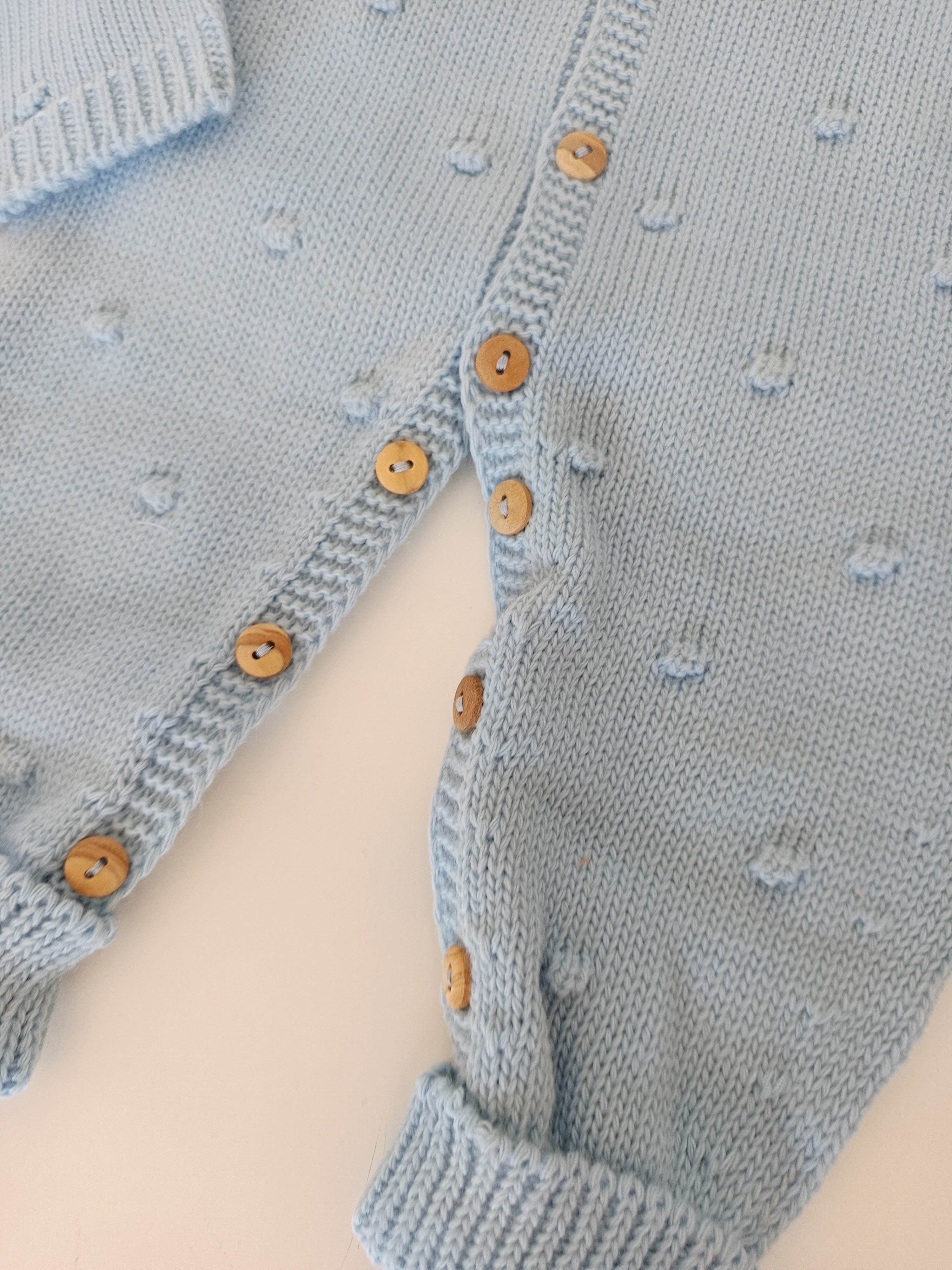 Babygrow de malha pompons com gorro e carapins Jeans