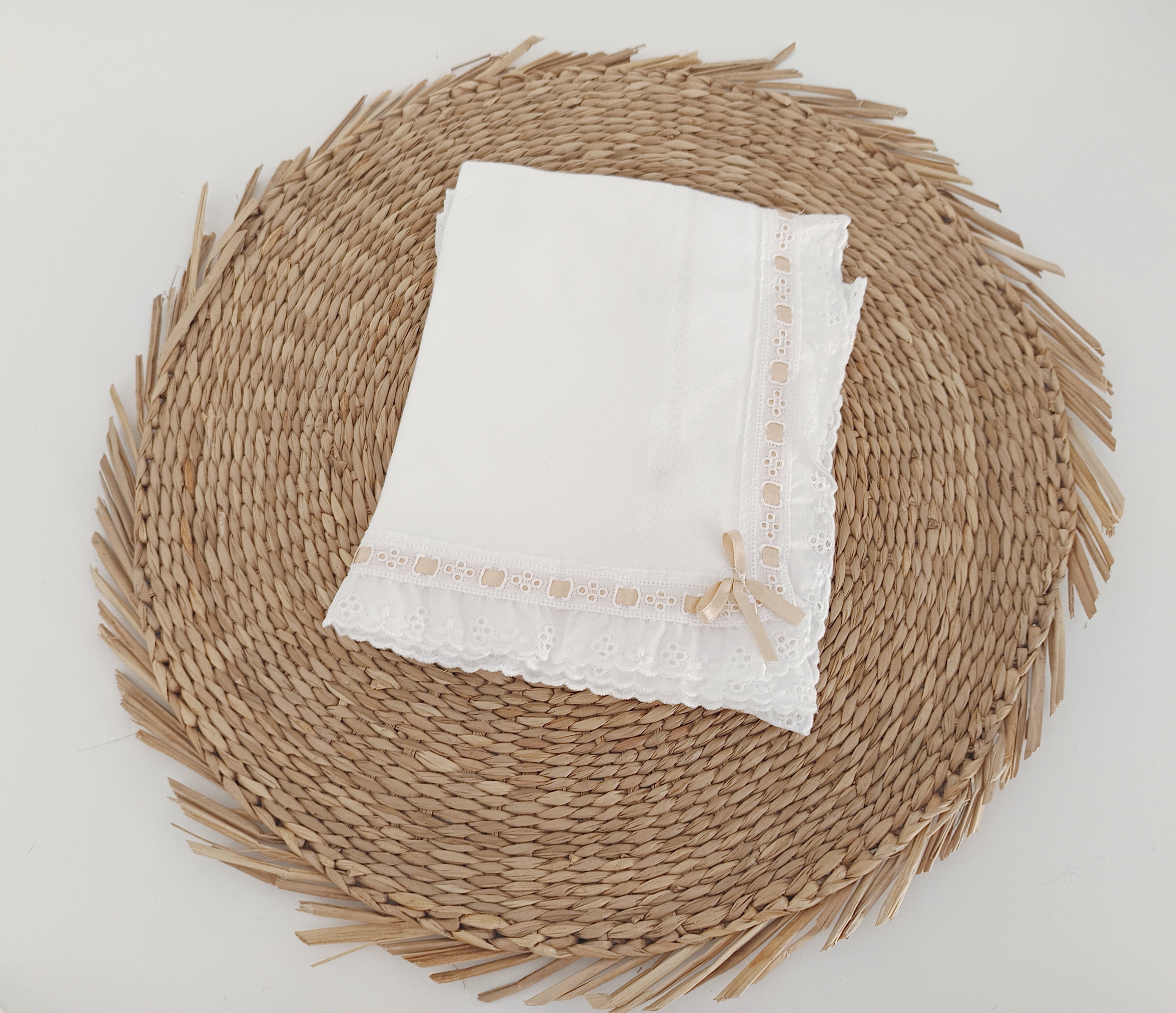 Fralda Algodão com aplicação de Renda Bordado Inglês e Fita