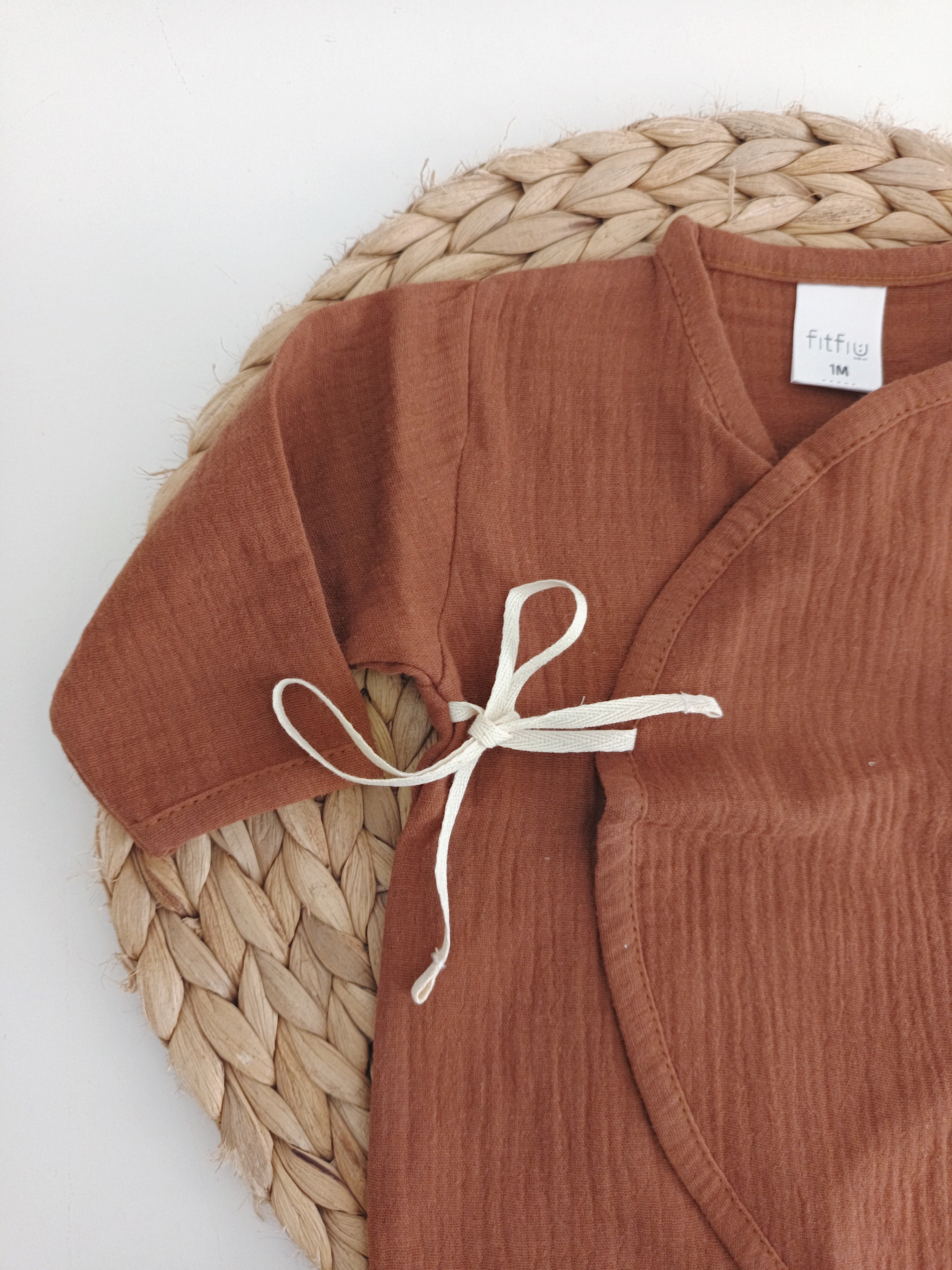 Babygrow de Musselina Telha com Laço Lateral | FitFiu Babies®