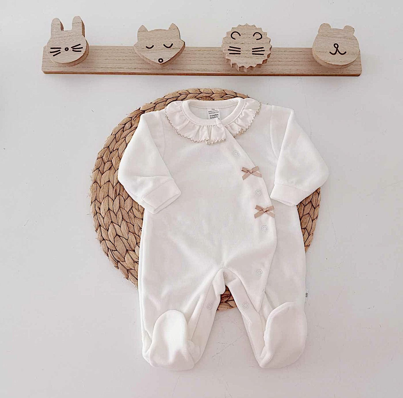 Babygrow Veludo Básico com Laços Pérola