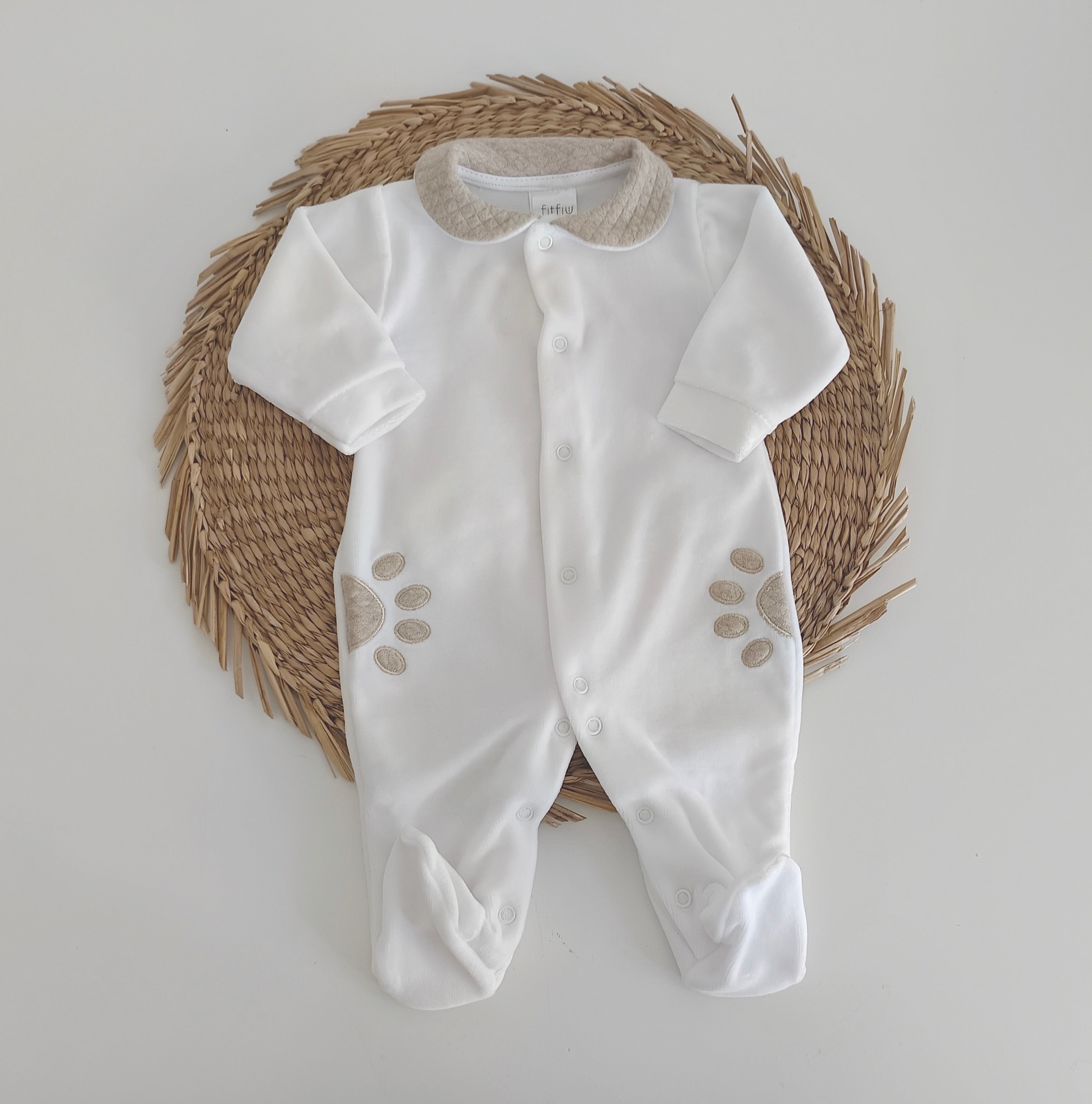 babygrow de veludo bege com urso e orelhas FitFiu Babies