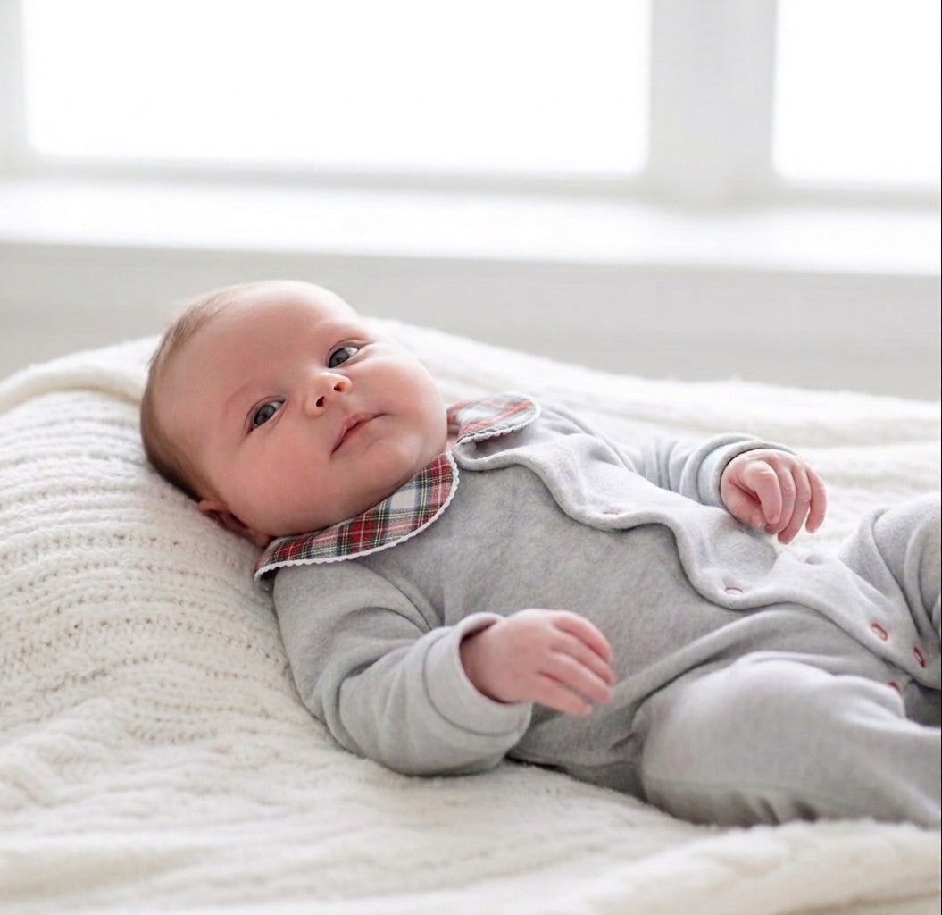 Babygrow de veludo branco para bebé com gola Peter Pan e detalhes em xadrez vermelho na gola e nos pés