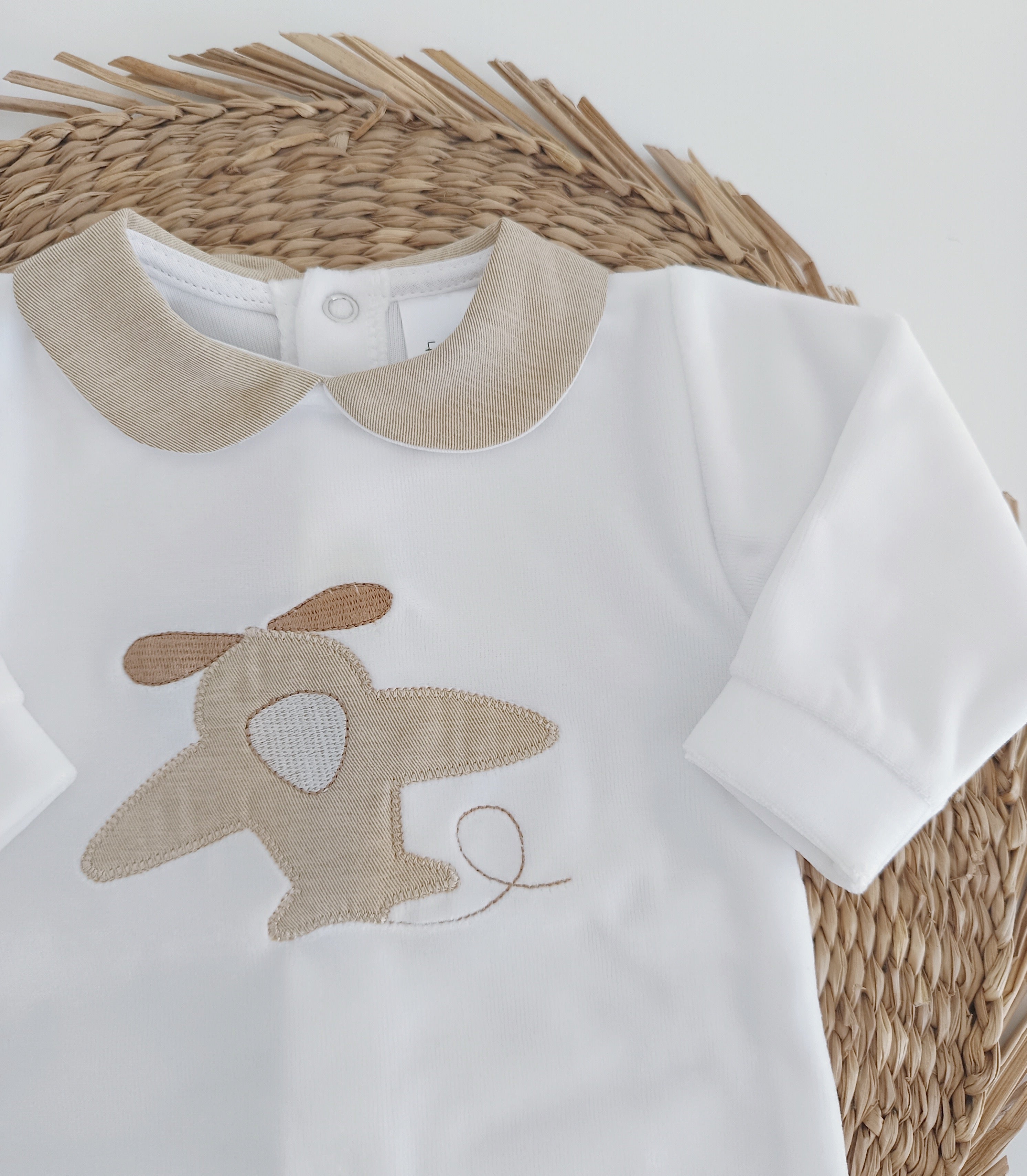 Detalhe bordado avião babygrow bebé tecido premium gola areia FitFiu Babies
