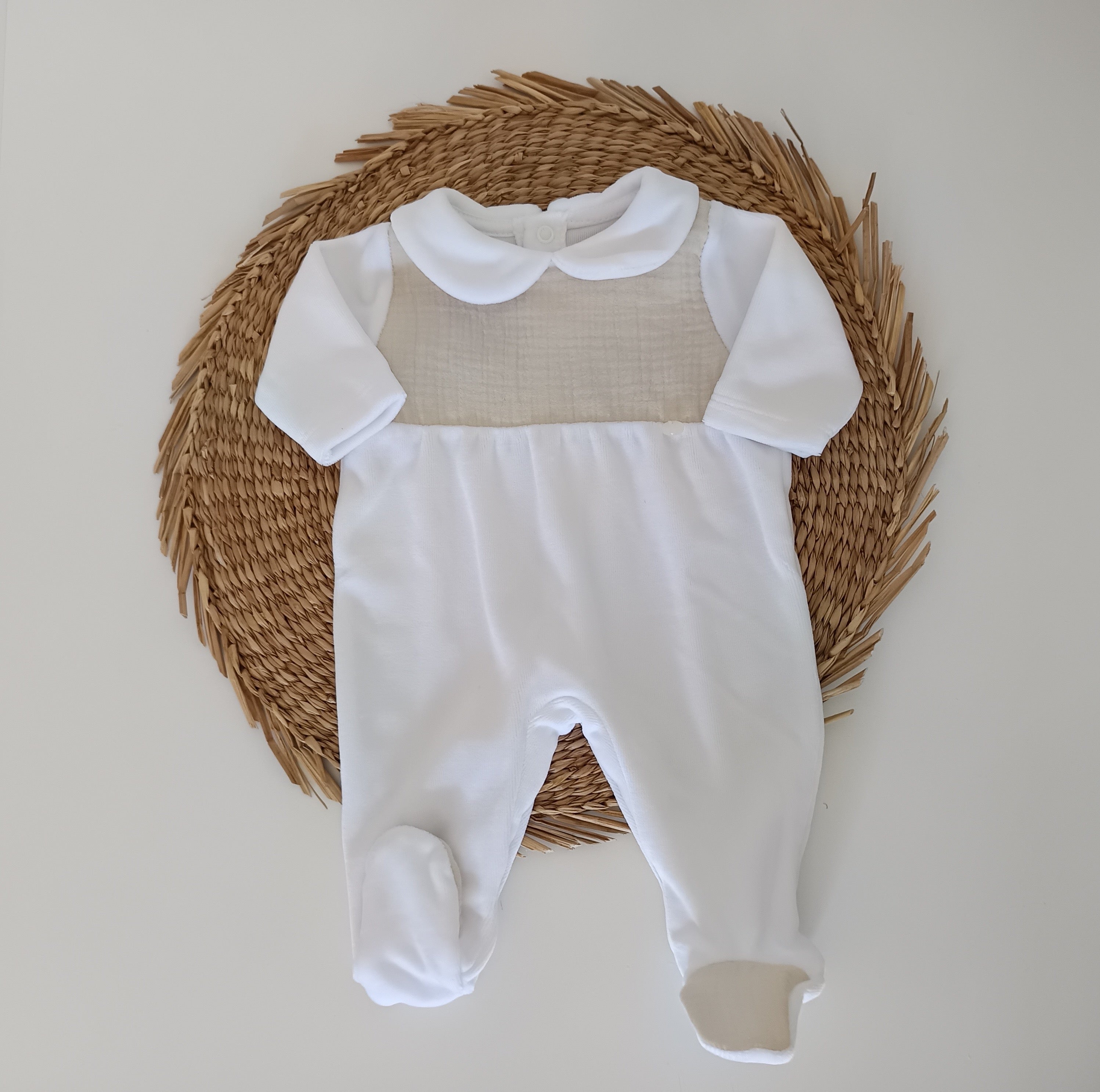 Babygrow com Peitilho em Musselina Areia
