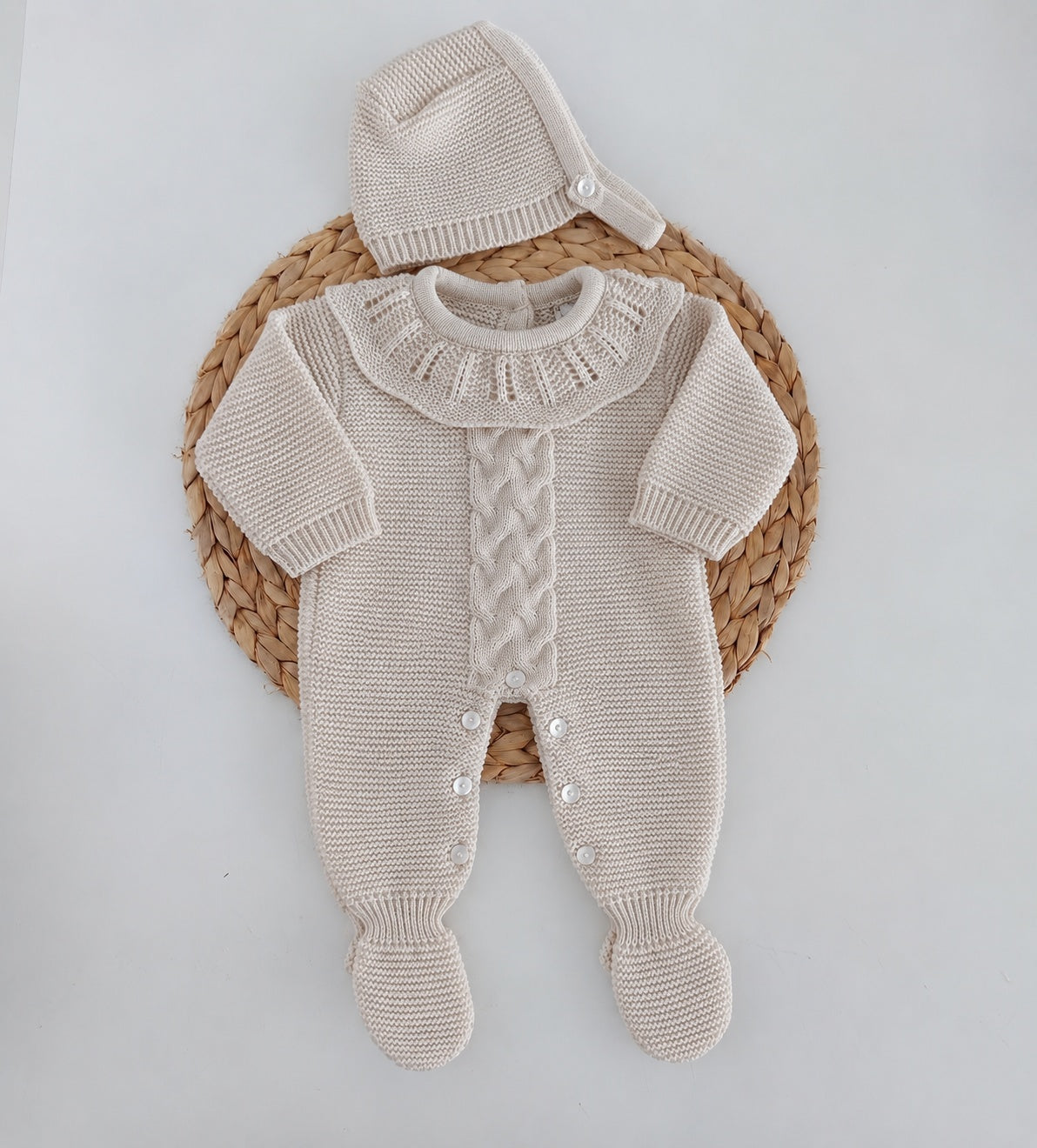 Babygrow de malha areia para bebé com trança, gola e touca a combinar