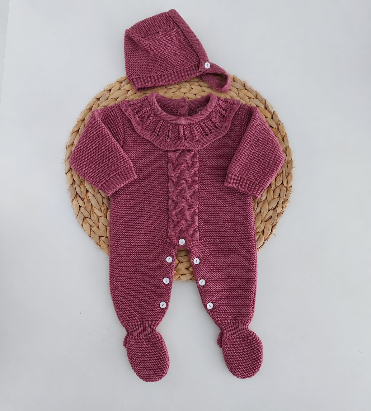 Babygrow de malha beringela para bebé com trança, gola e touca a combinar