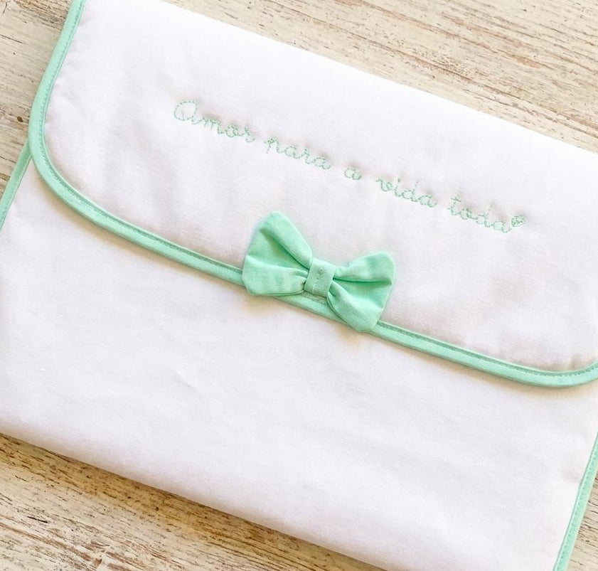 Amor Para a Vida Toda® | Bolsa para primeira roupinha com contorno na cor