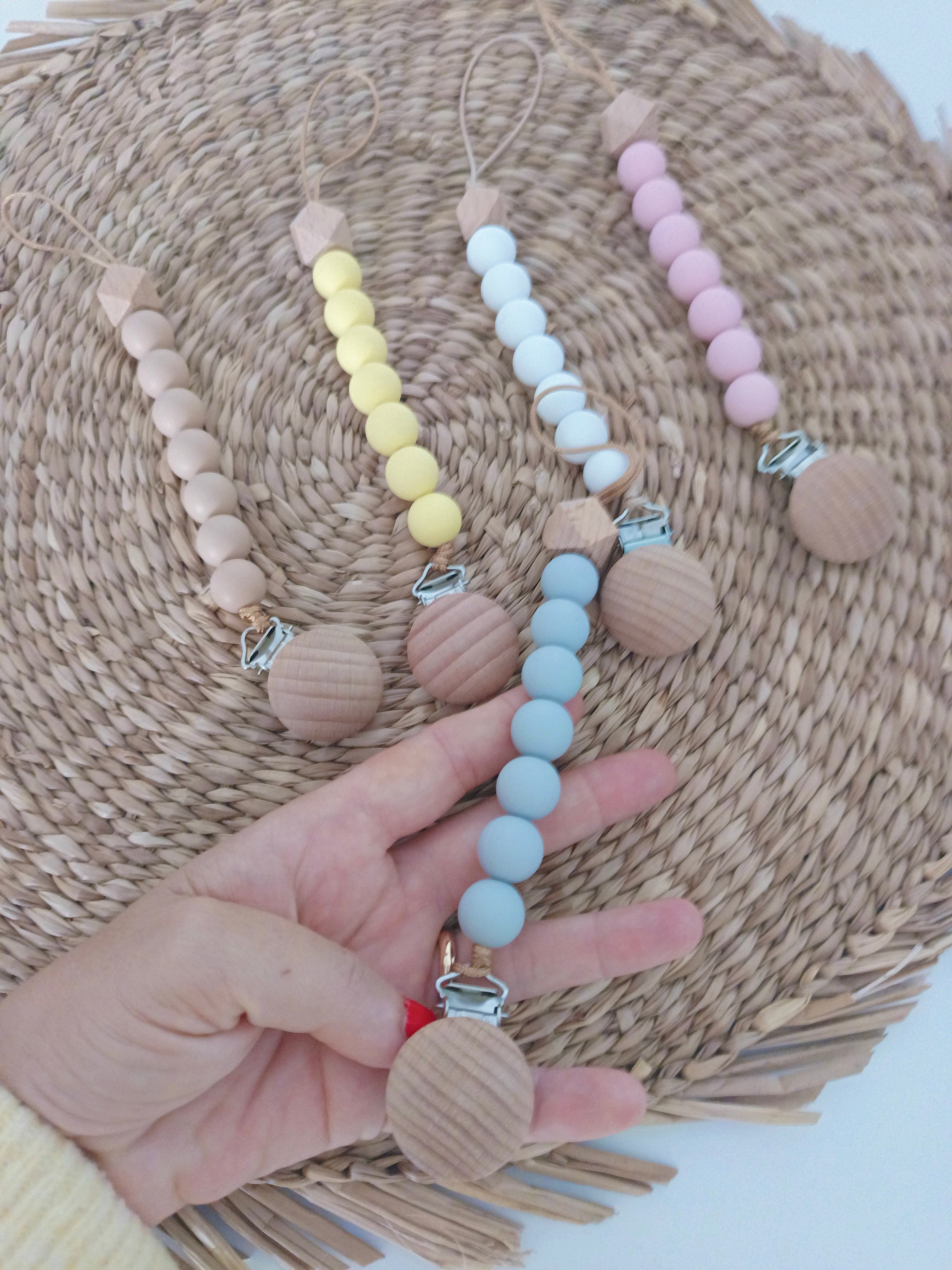 Porta Chupeta Bolas e Madeira