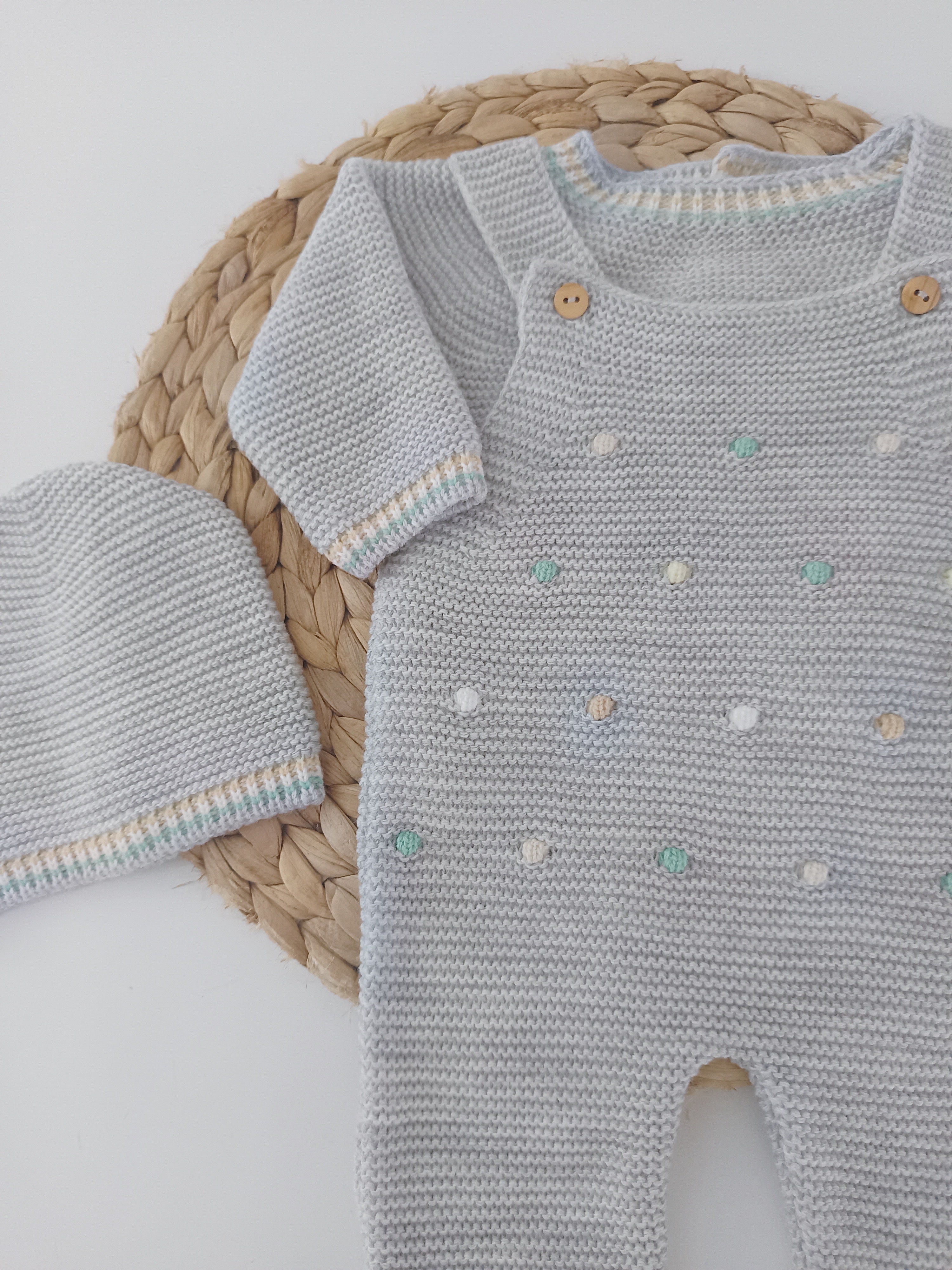 Jardineira Malha Saída Maternidade Pompons Coloridos Cinza