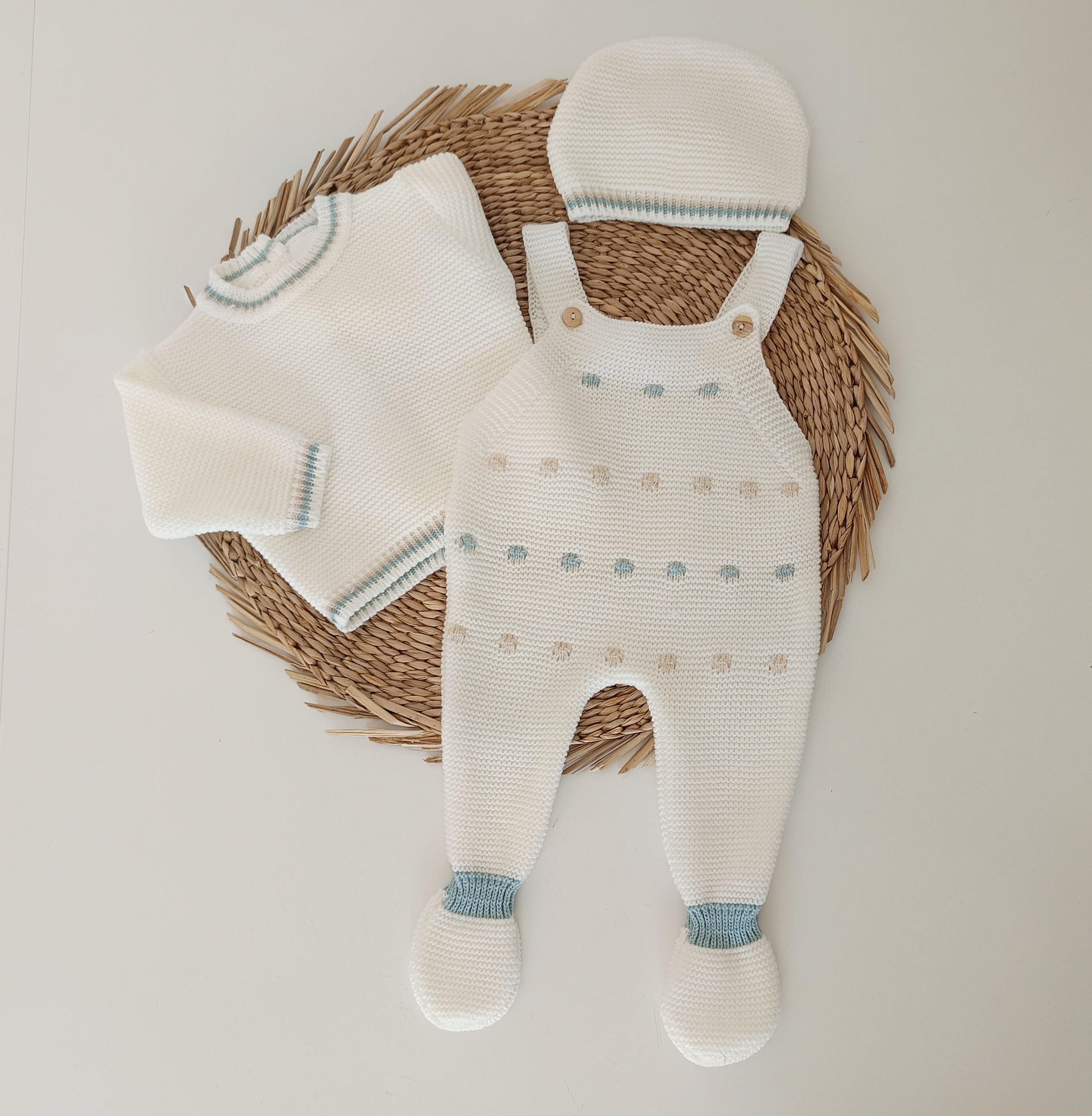 Jardineira Malha Saída Maternidade Pompons Coloridos Pérola