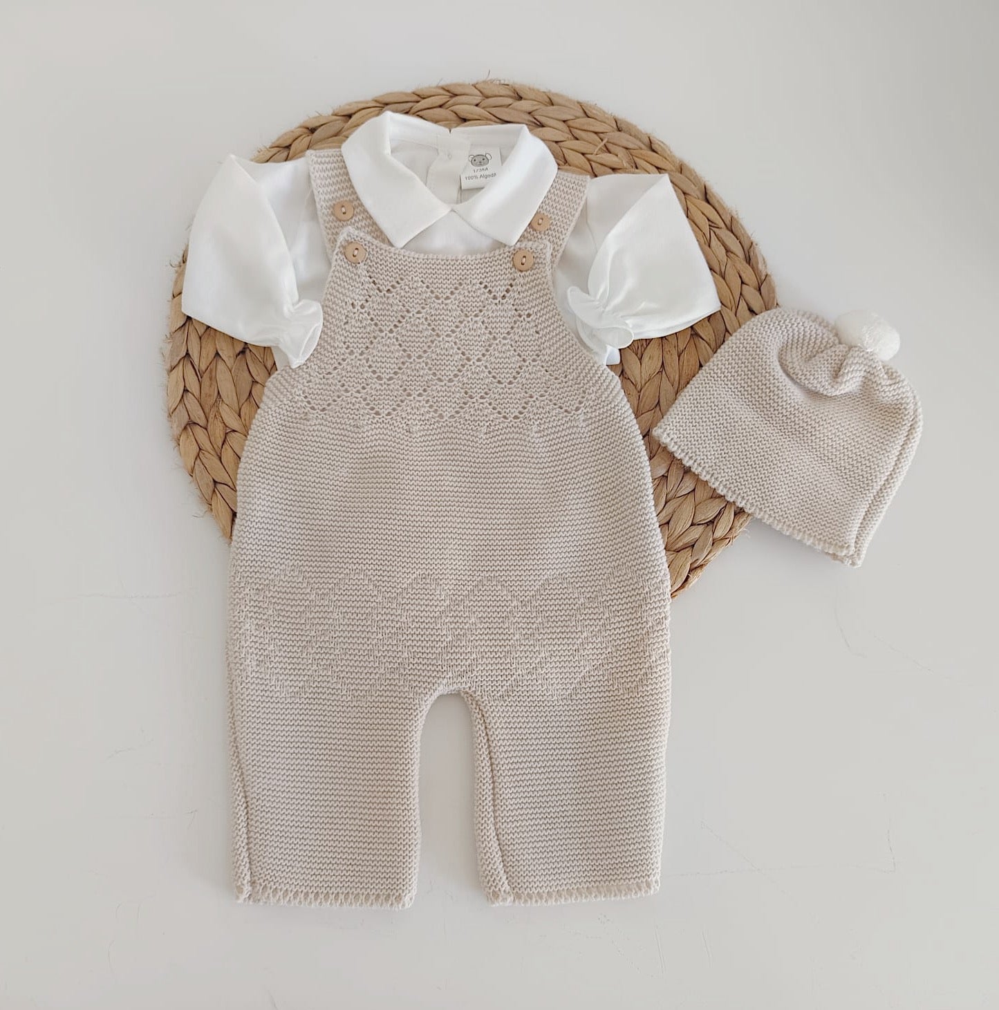Jardineiras de Malha c/ Camisa Gola Bico e Gorro Areia