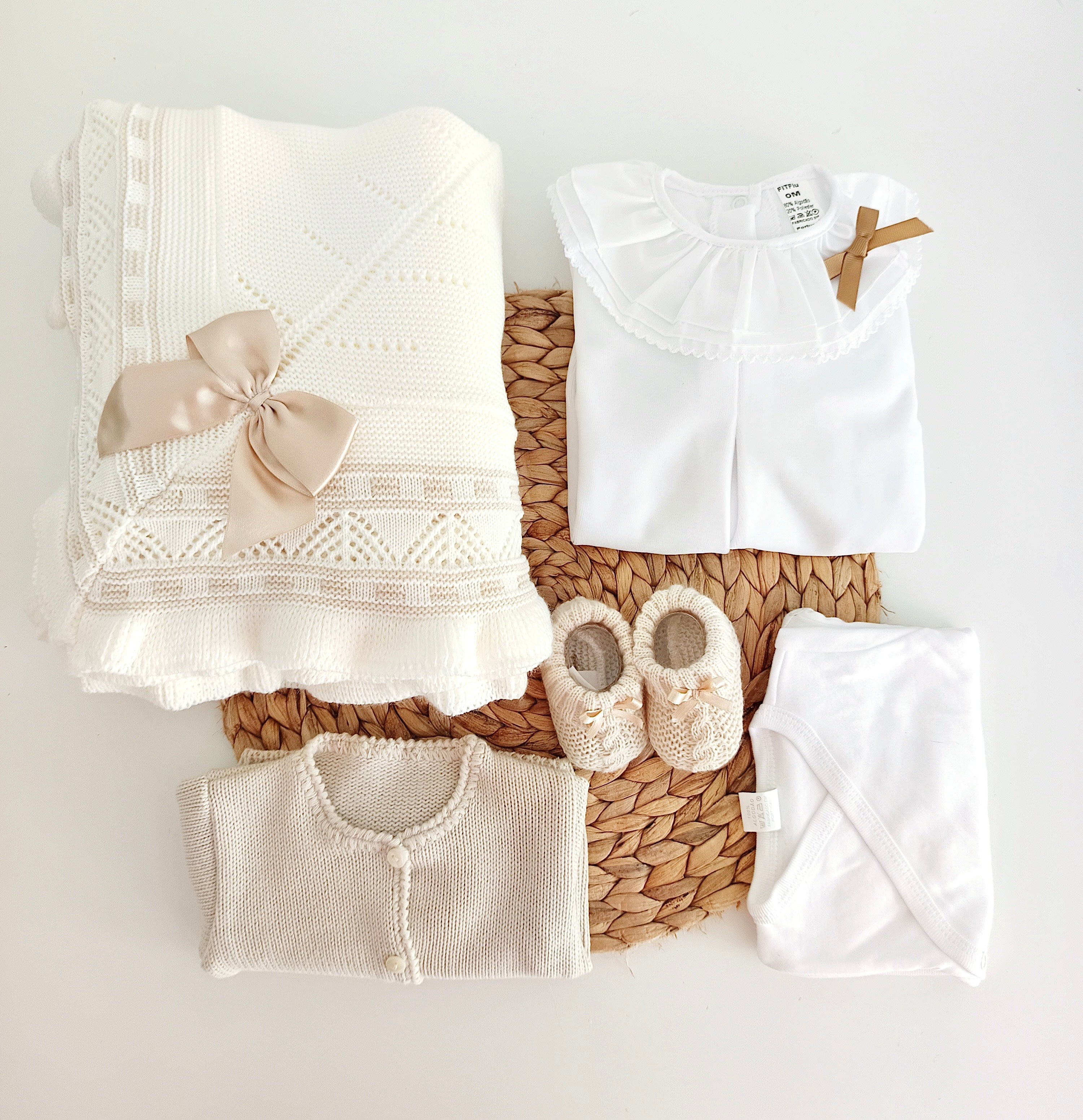 Pack de Bebé com Manta, Babygrow Casaco  e Carapins Laço Camel