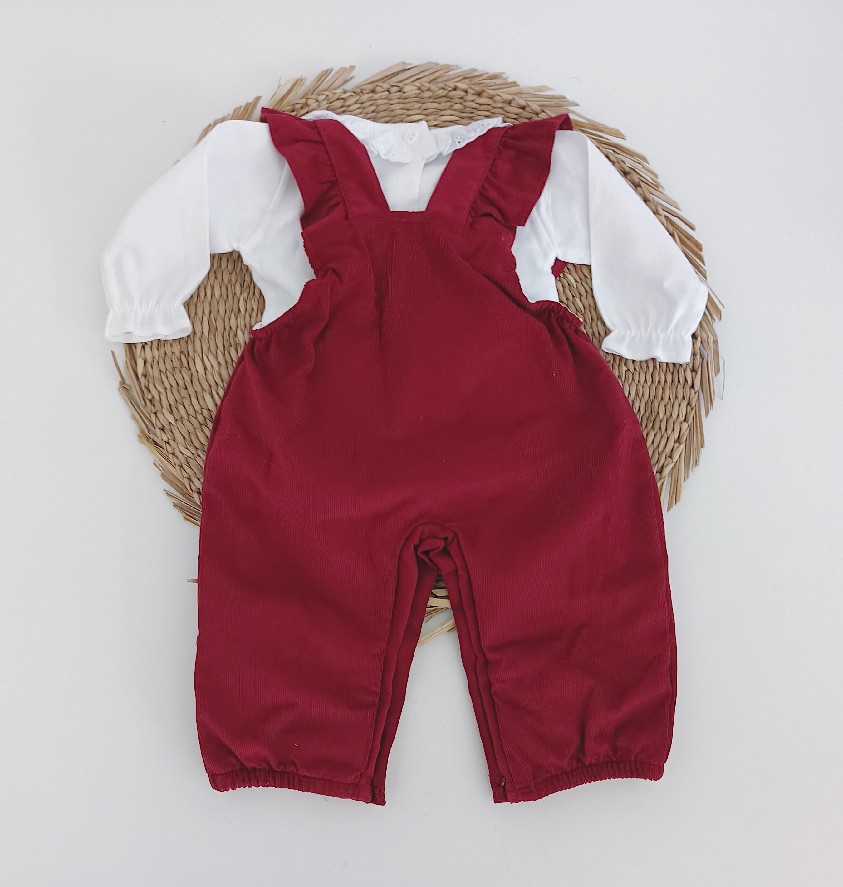 Jardineiras Bombazine com blusa de gola folho Bordeaux