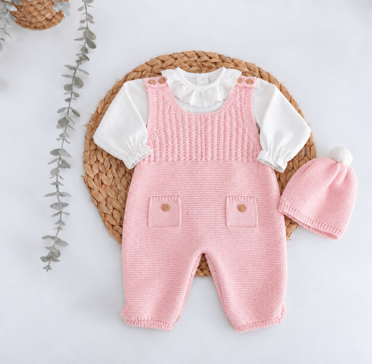 Jardineiras de malha Bolso c/ blusa gola folho e gorro Rosa