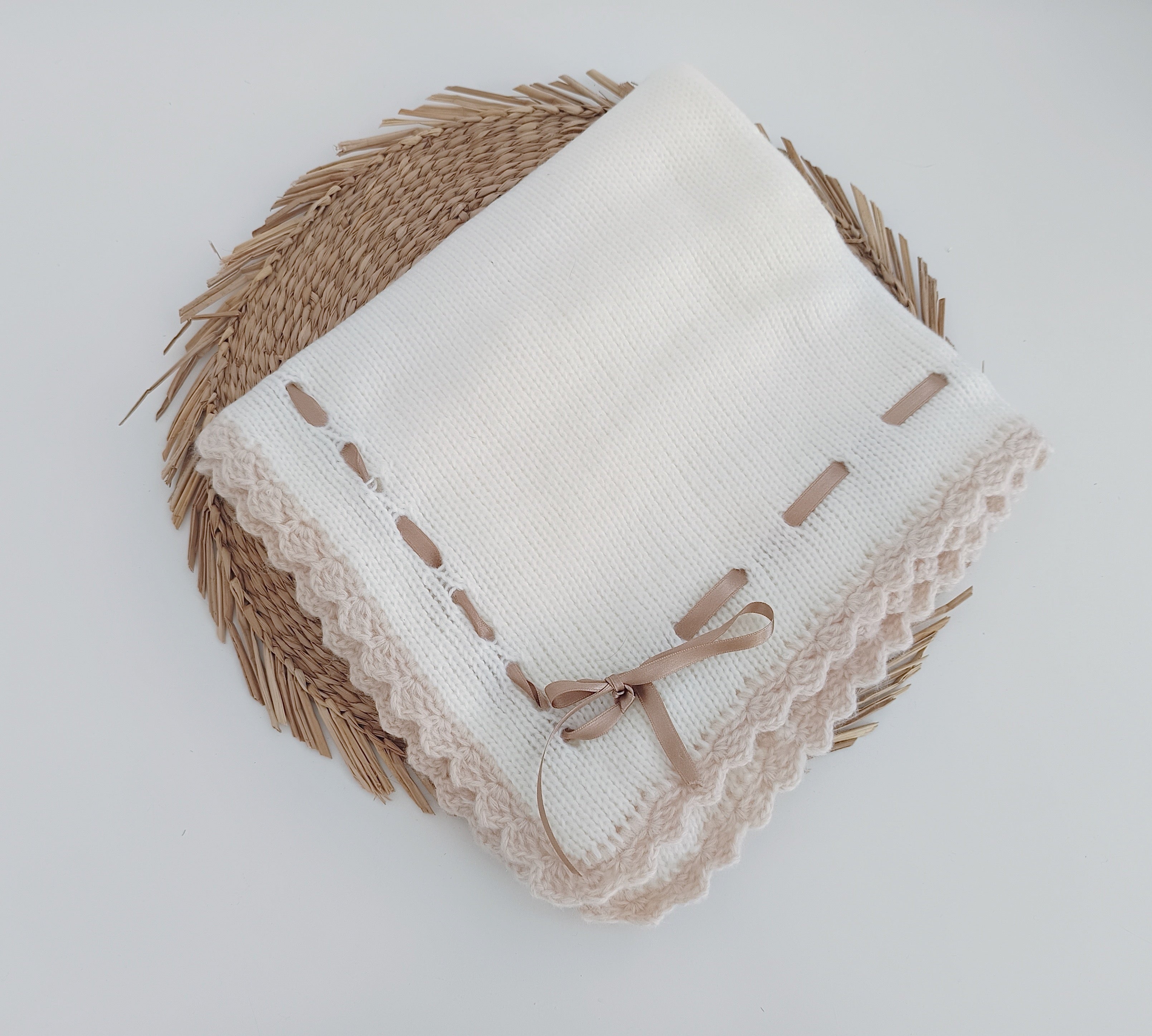 Conjunto de Malha para Bebé feito à Mão com Laço em Cetim Pérola