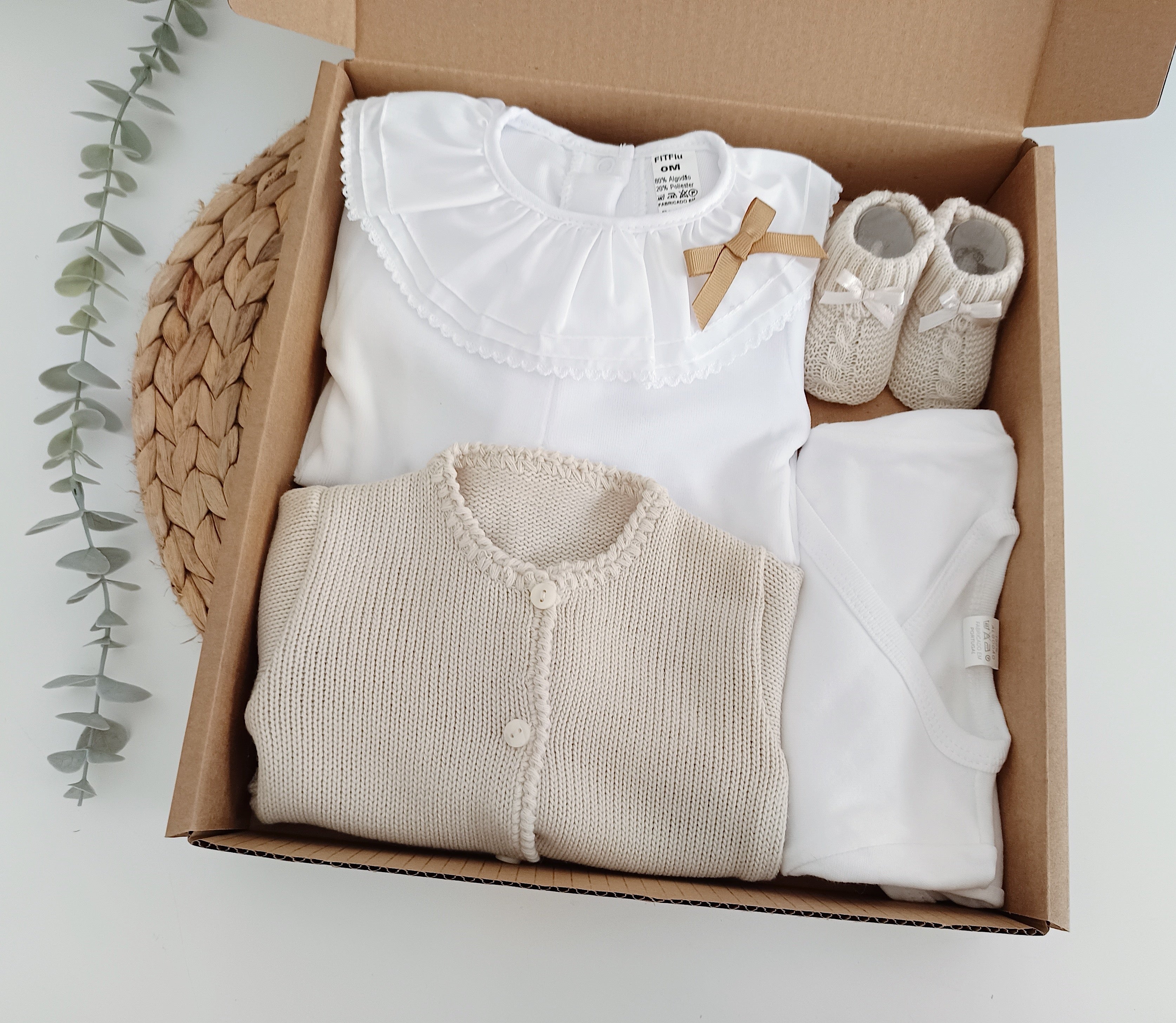 Conjunto primeira roupinha bebé básico 5 peças babygrow laço casaco carapins body calças camel FitFiu Babies
