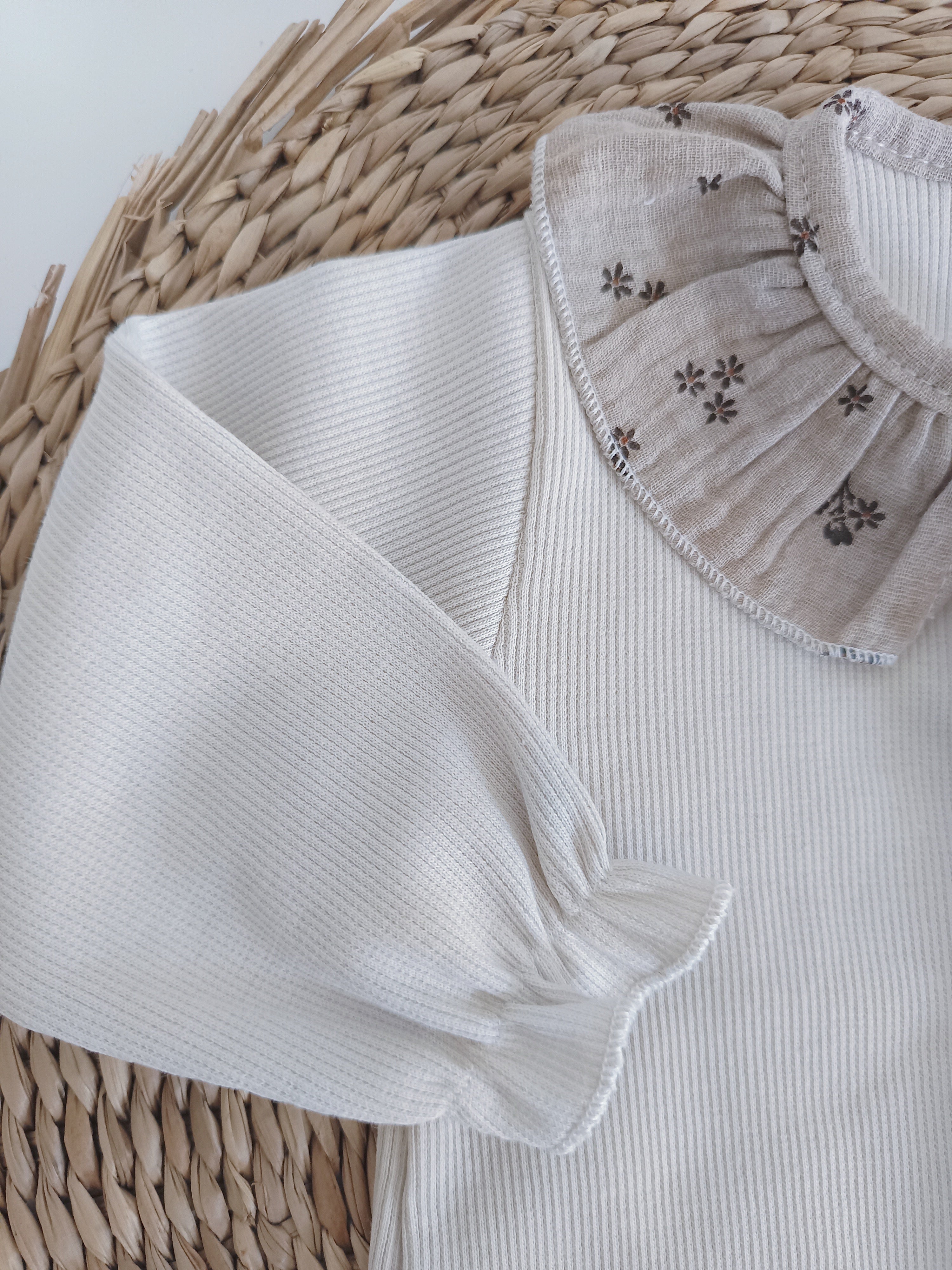 FitFiu Babies® | Babygrow Algodão com Gola de Folho Flores Areia