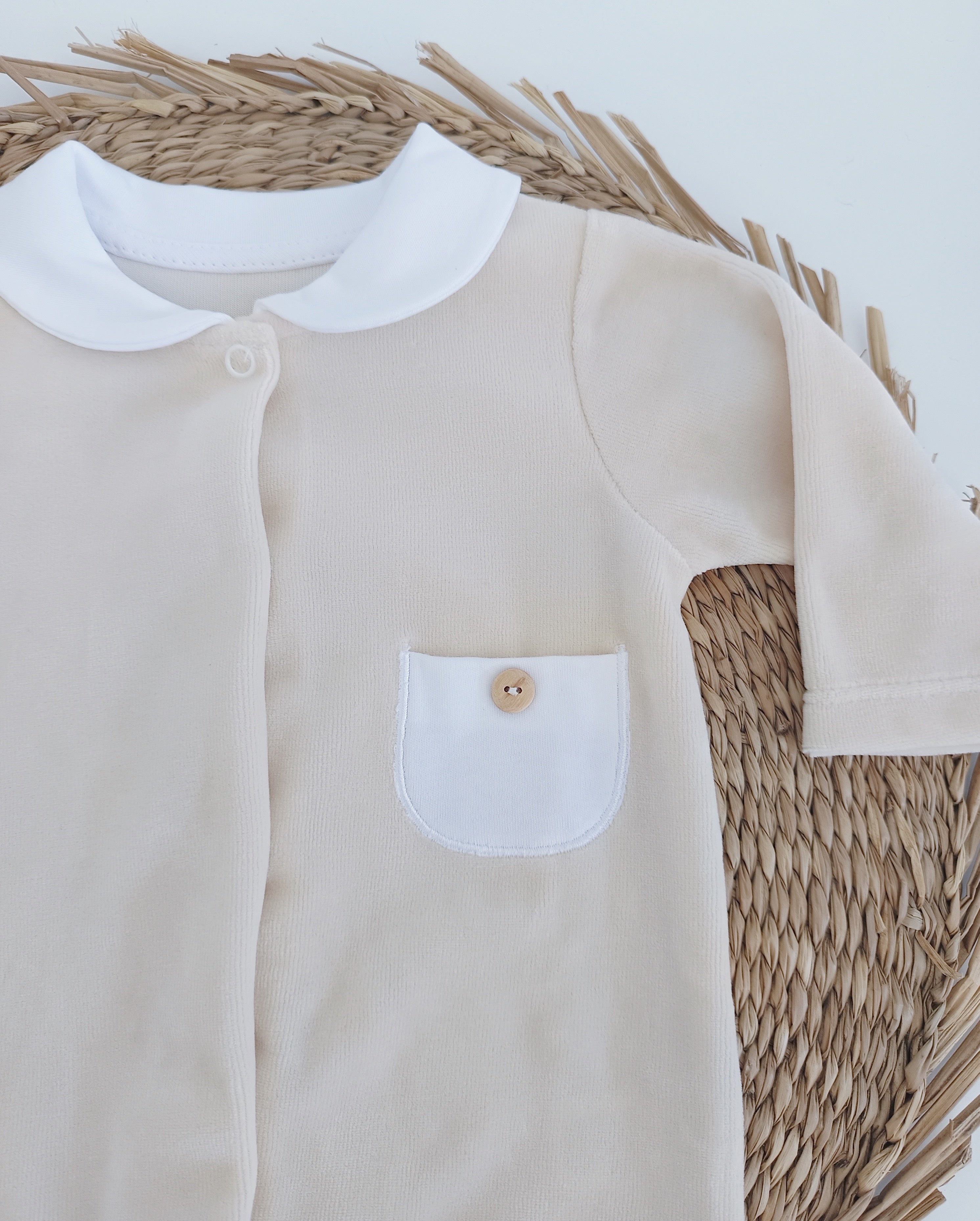 Babygrow Veludo Gola redonda com Bolso Areia
