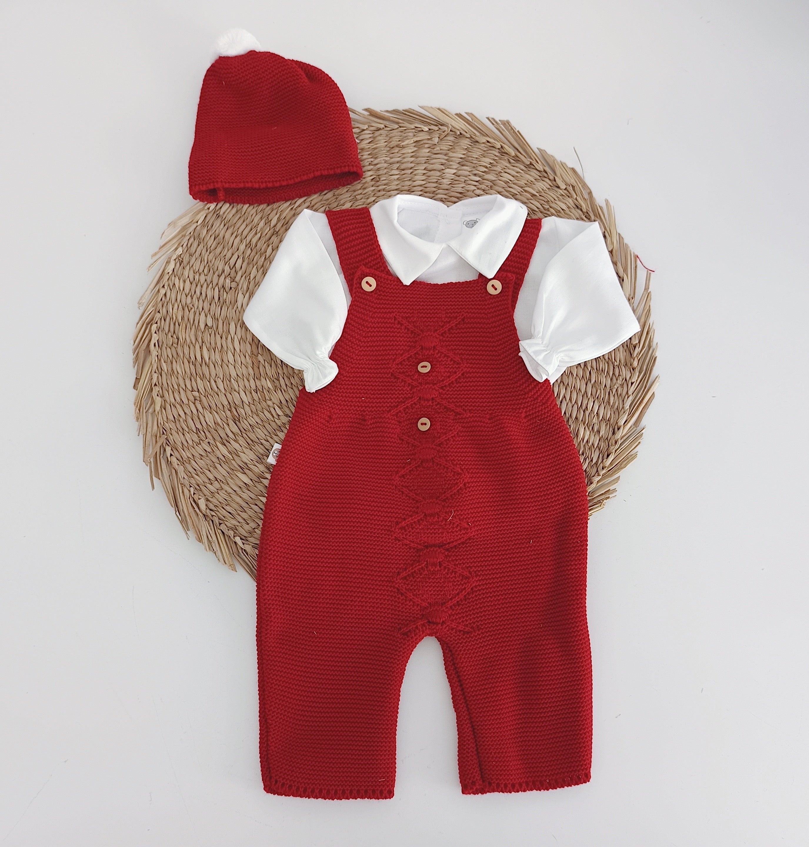 Jardineiras de  malha c/ camisa gola bico Losangos Botões e gorro Vermelho