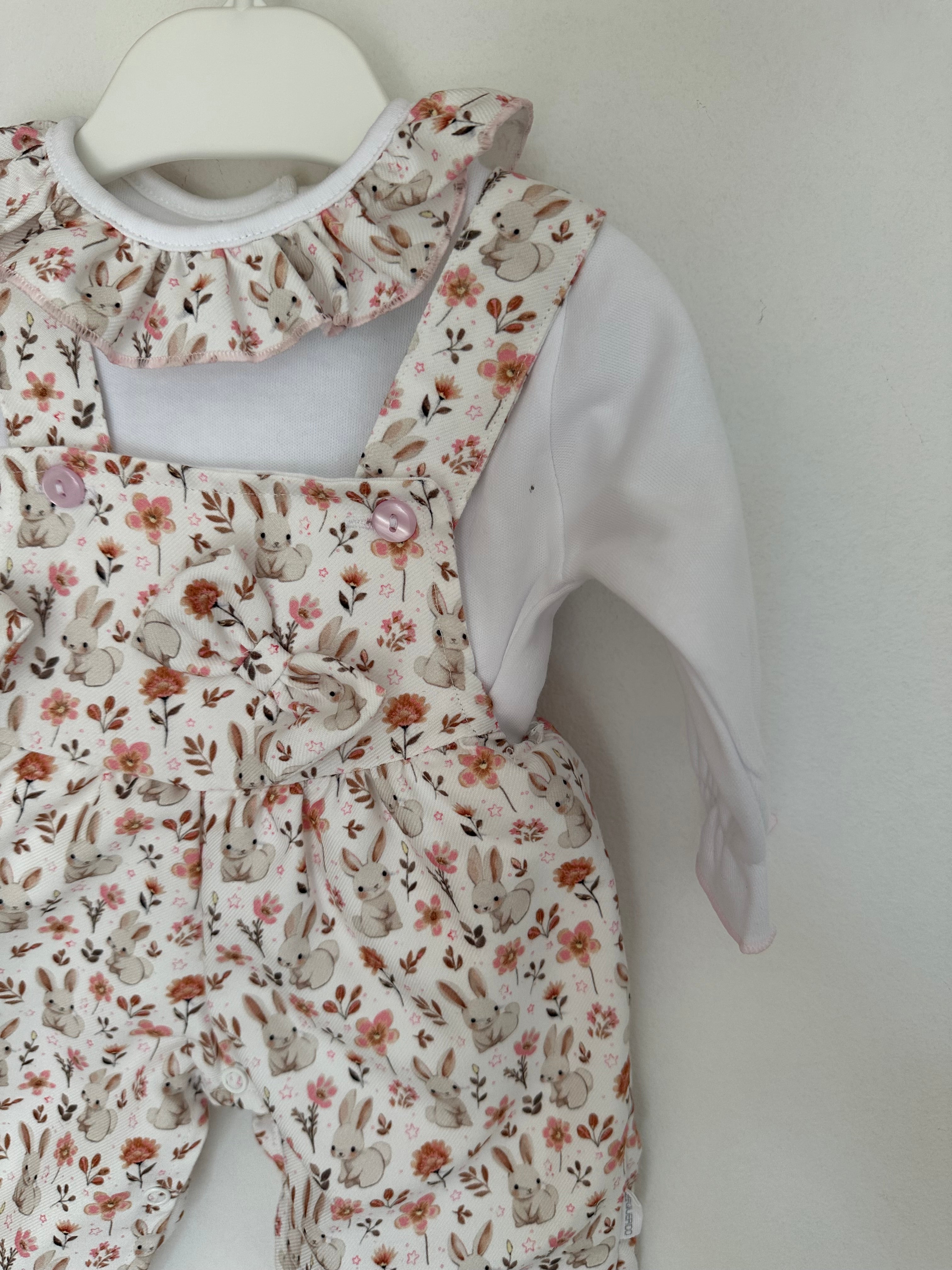 Jardineiras com blusa de gola Coelhos e Flores Rosa
