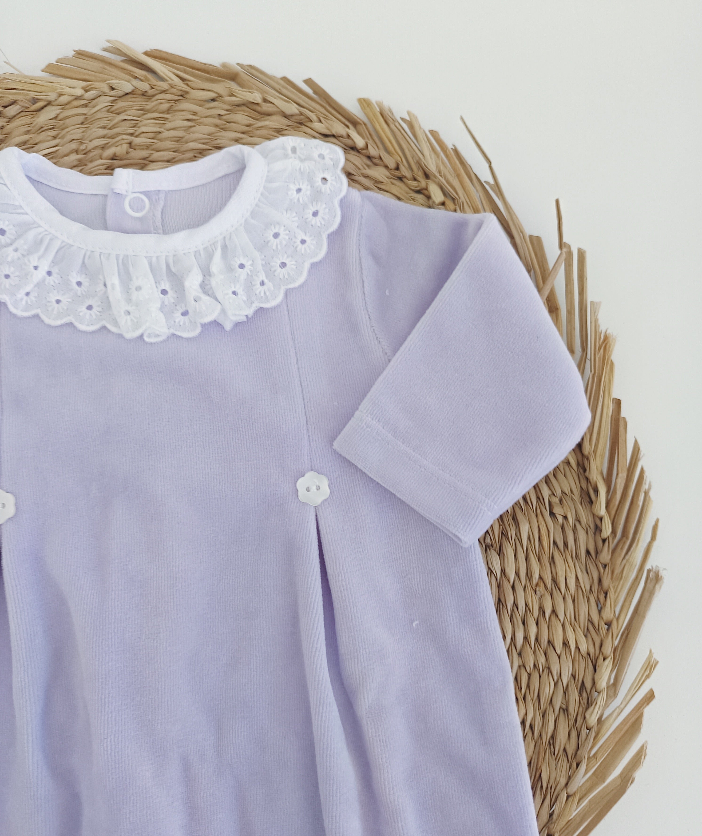 Babygrow Veludo Com Botões Flor e Gola De Folho Lilás