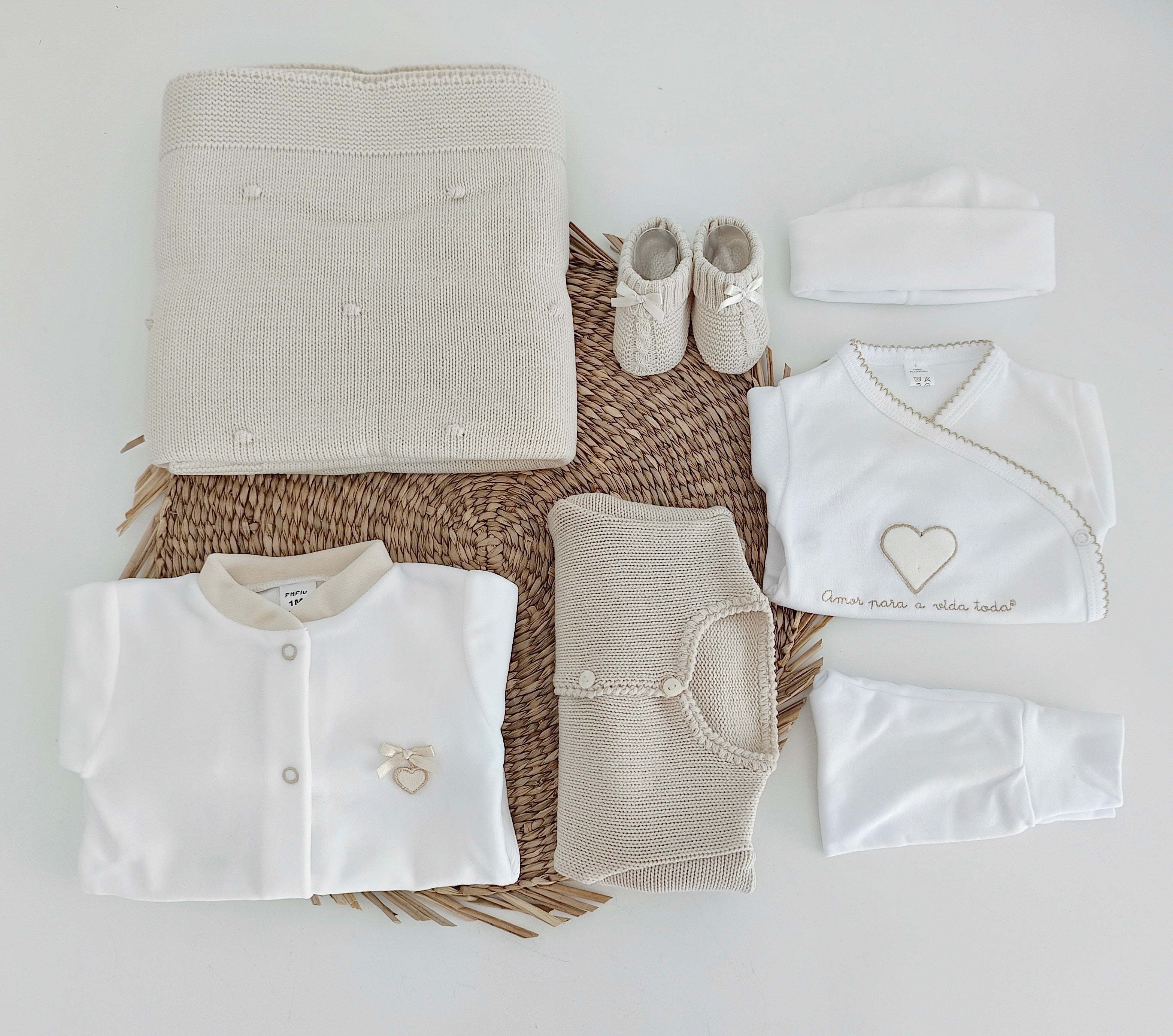 Amor Para a Vida Toda® | Conjunto Primeira Roupinha Coração Areia com manta