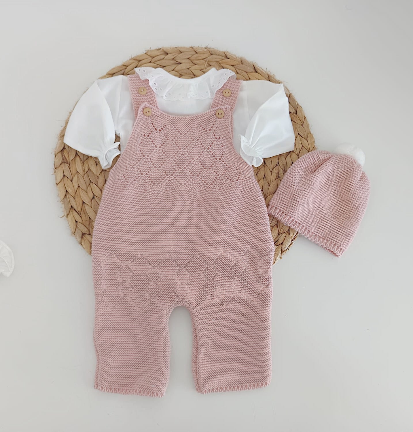 Jardineiras de Malha Losangos c/ Blusa Gola Folho e Gorro Rosa Velho