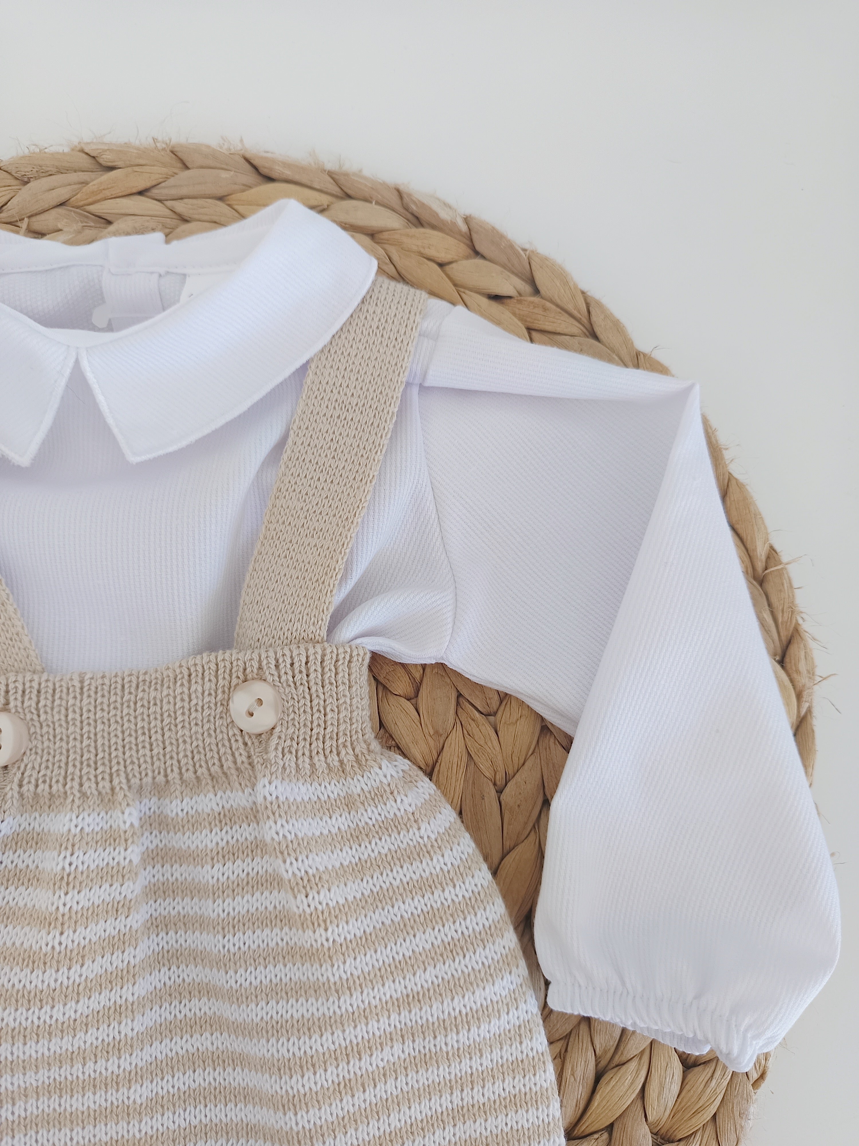 Jardineiras de malha c/ camisa gola bico Areia