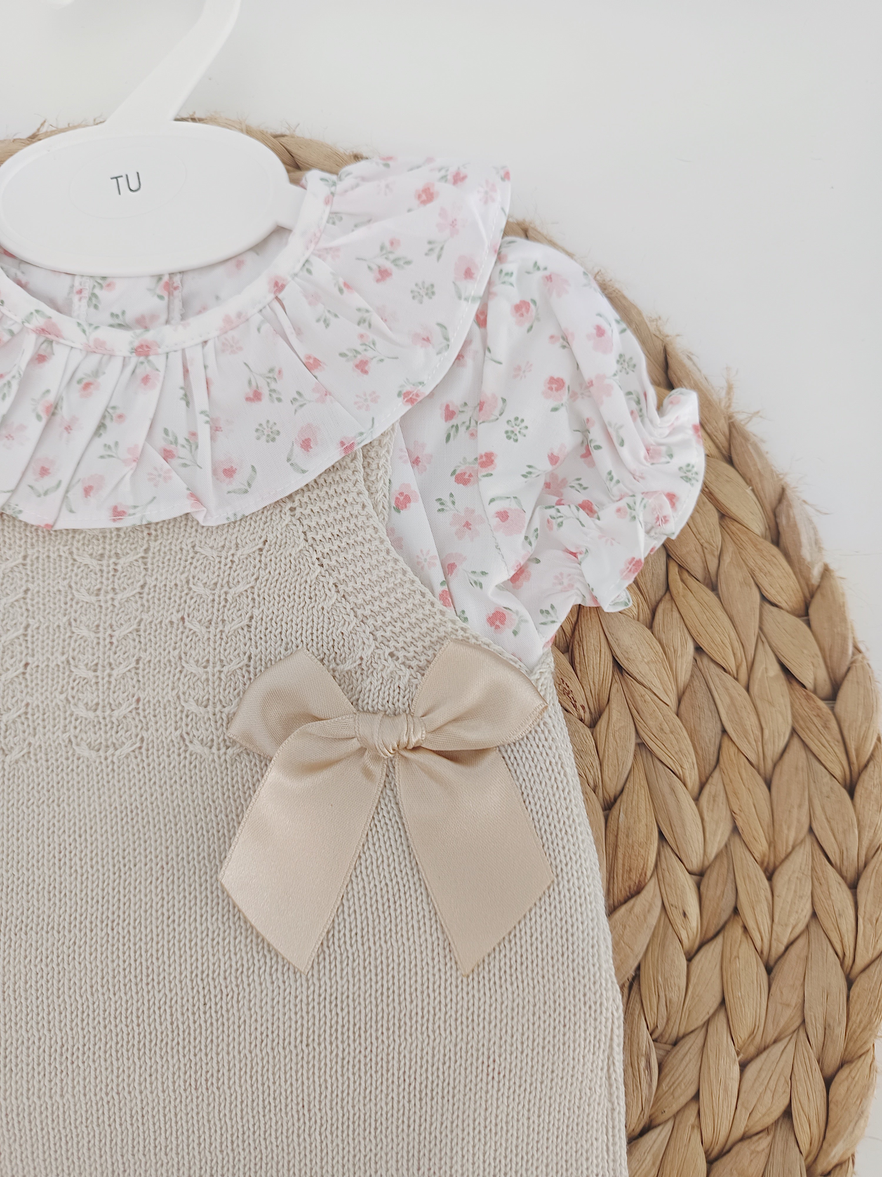 Jardineiras de Malha com blusa manga curta Laços Areia