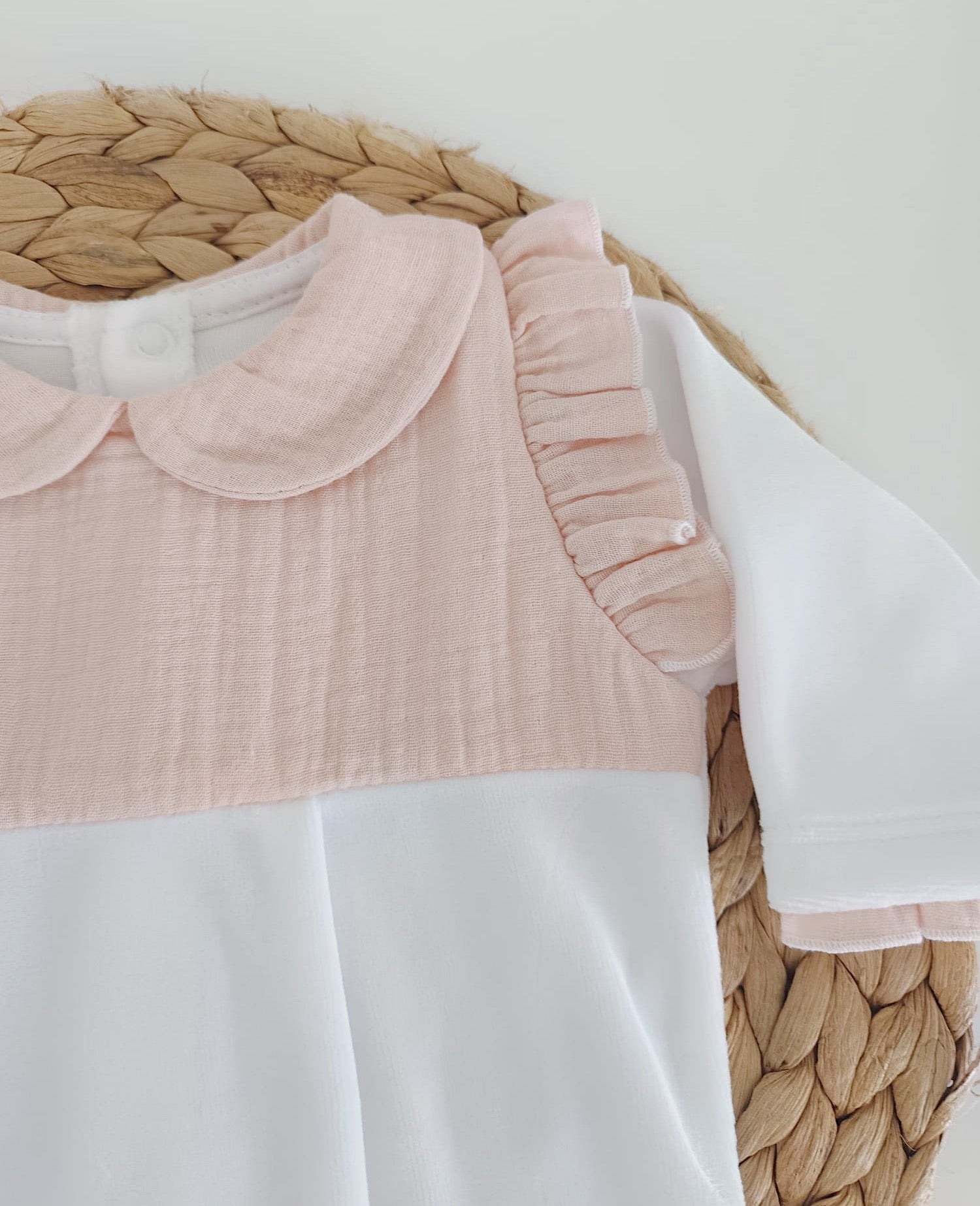 Babygrow com Peitilho e gola em Musselina Salmão