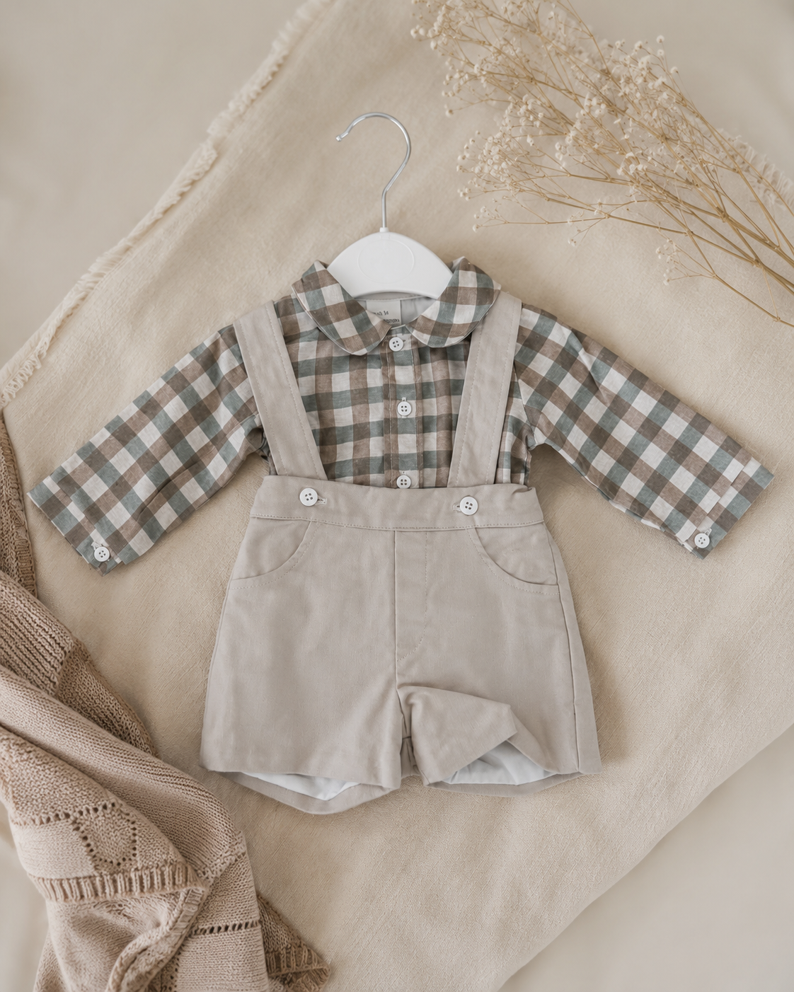 Jardineiras com Camisa Xadrez Areia