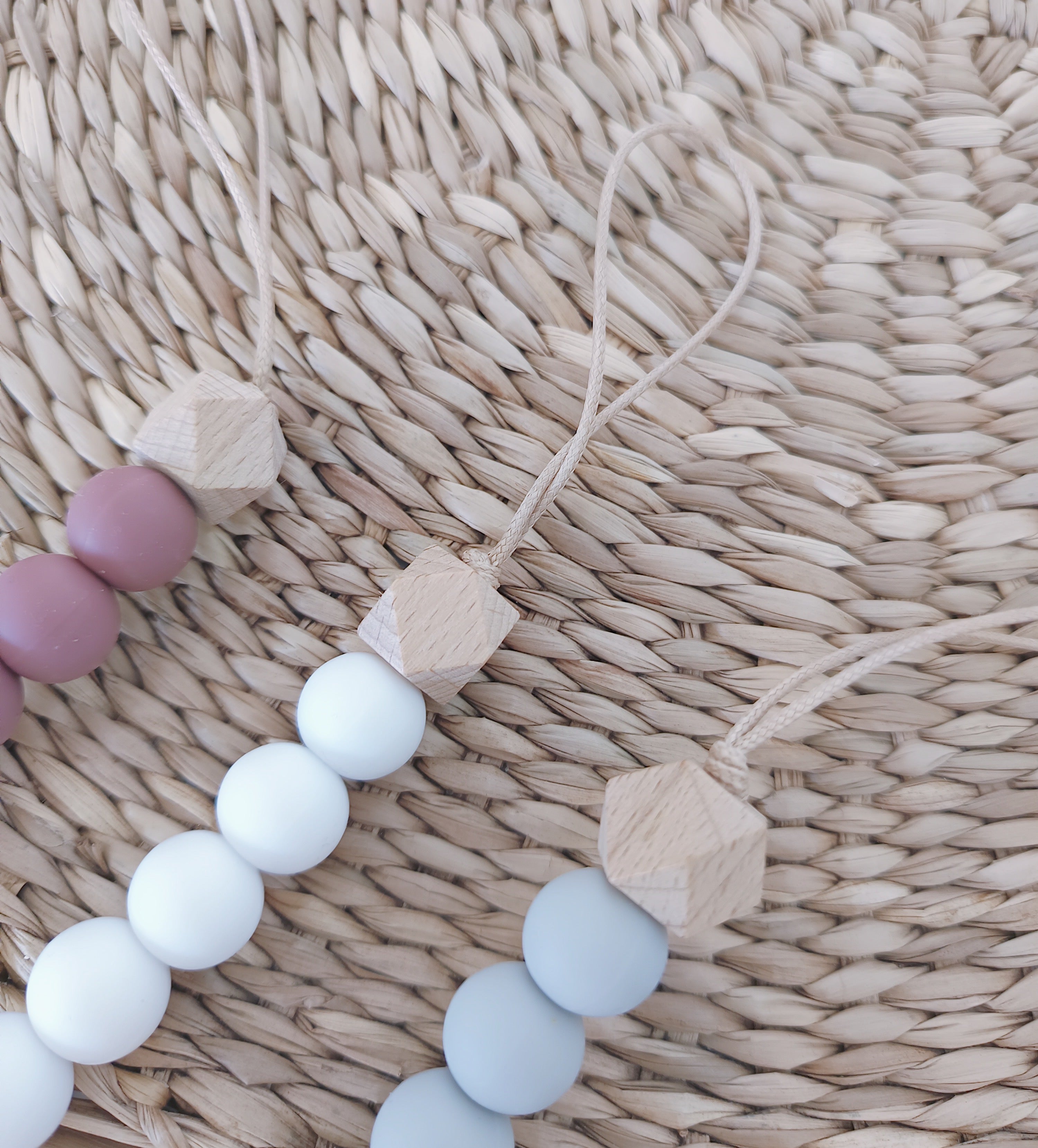 Porta Chupeta Bolas e Madeira