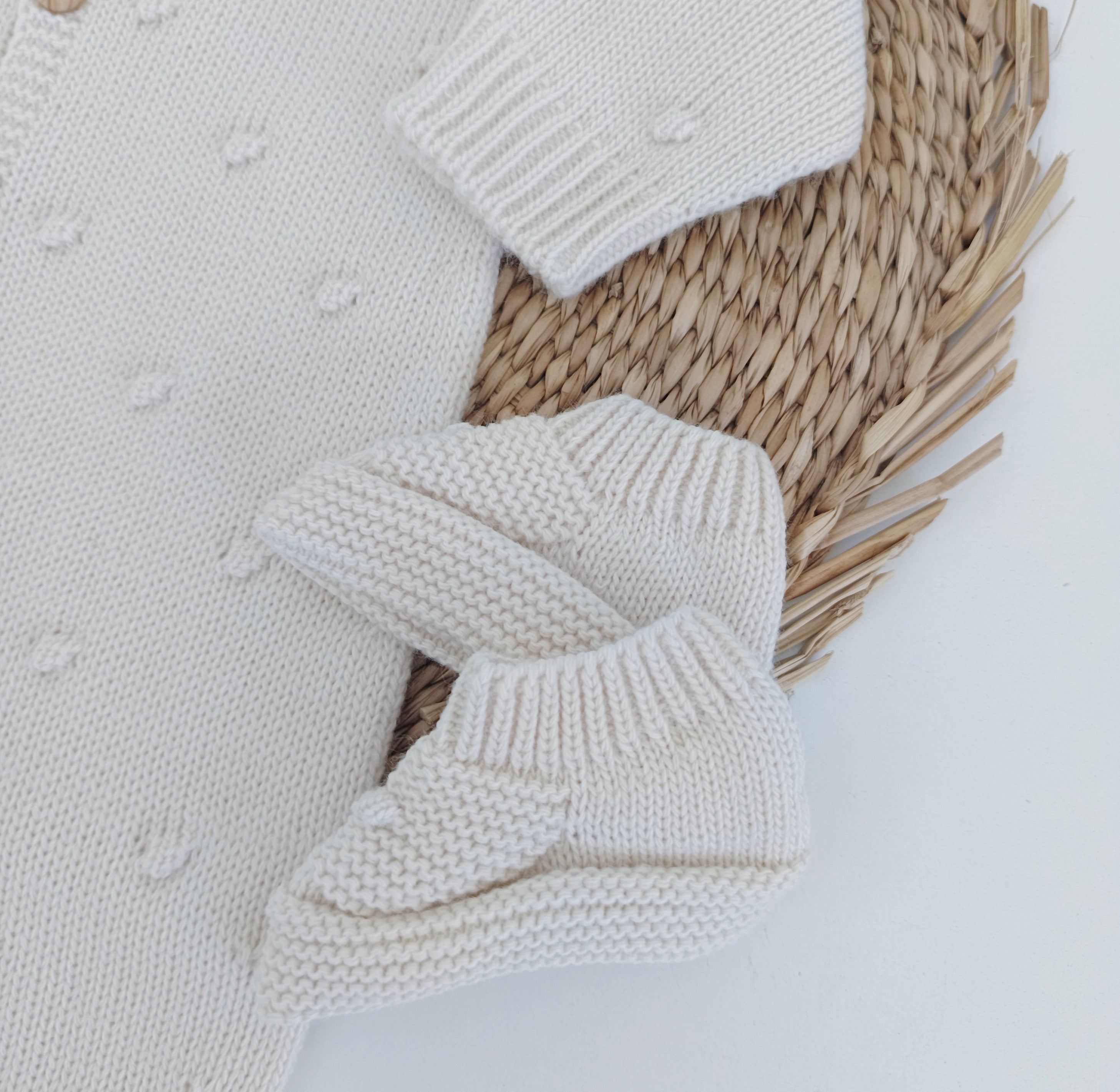 Babygrow de malha pompons com gorro e carapins Areia