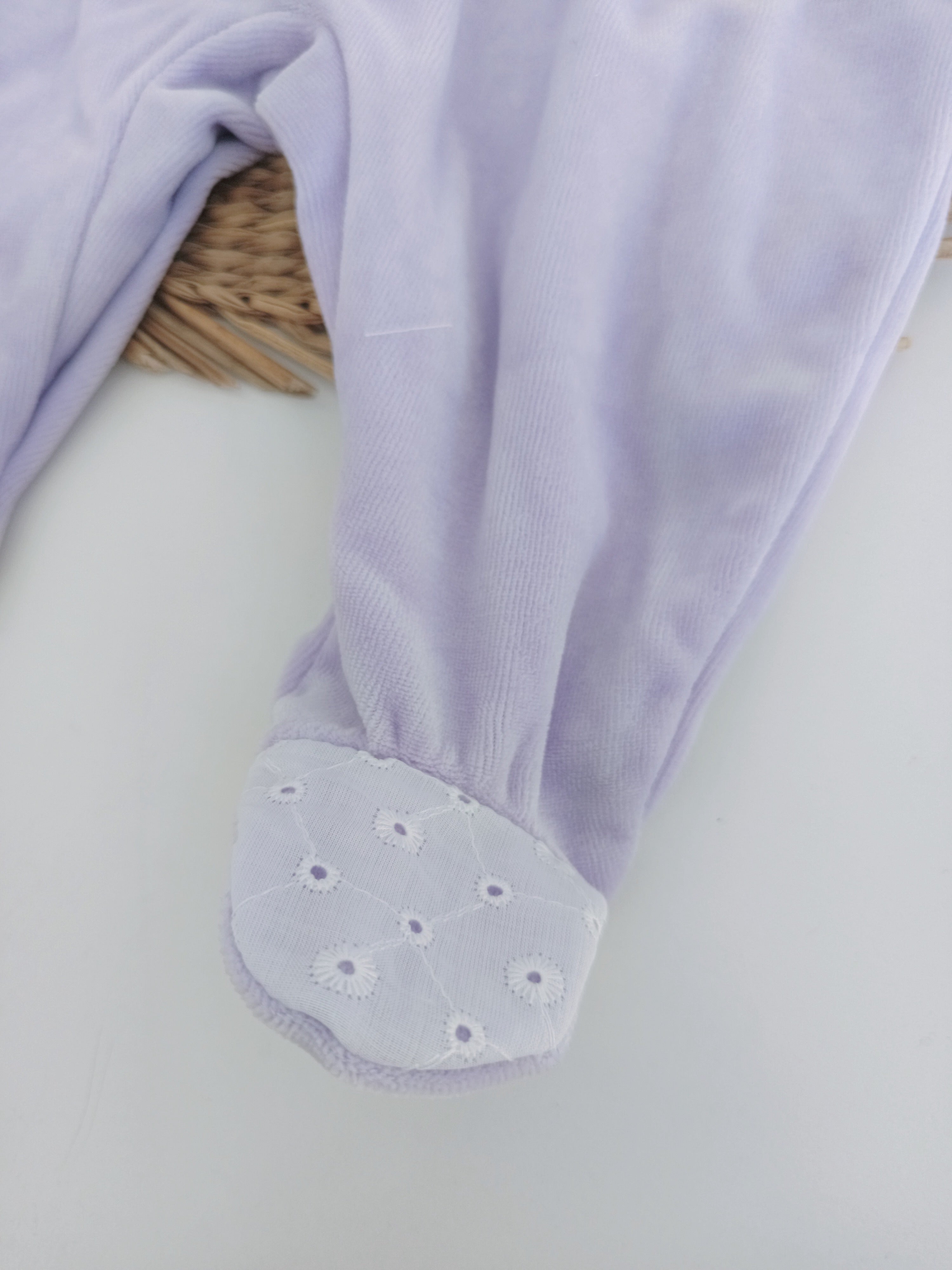 Babygrow Veludo Com Botões Flor e Gola De Folho Lilás