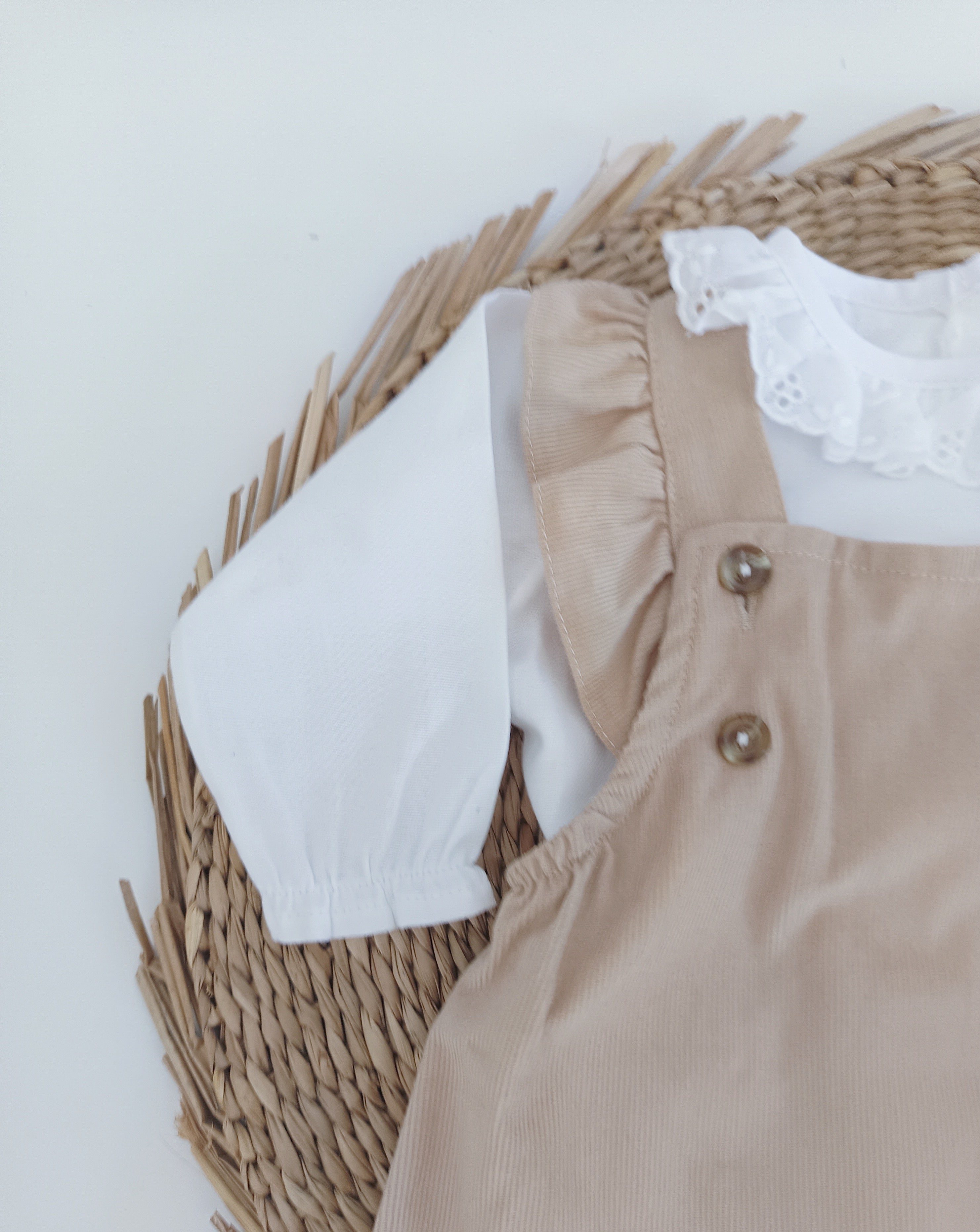 Jardineiras Bombazine com blusa de gola folho Areia