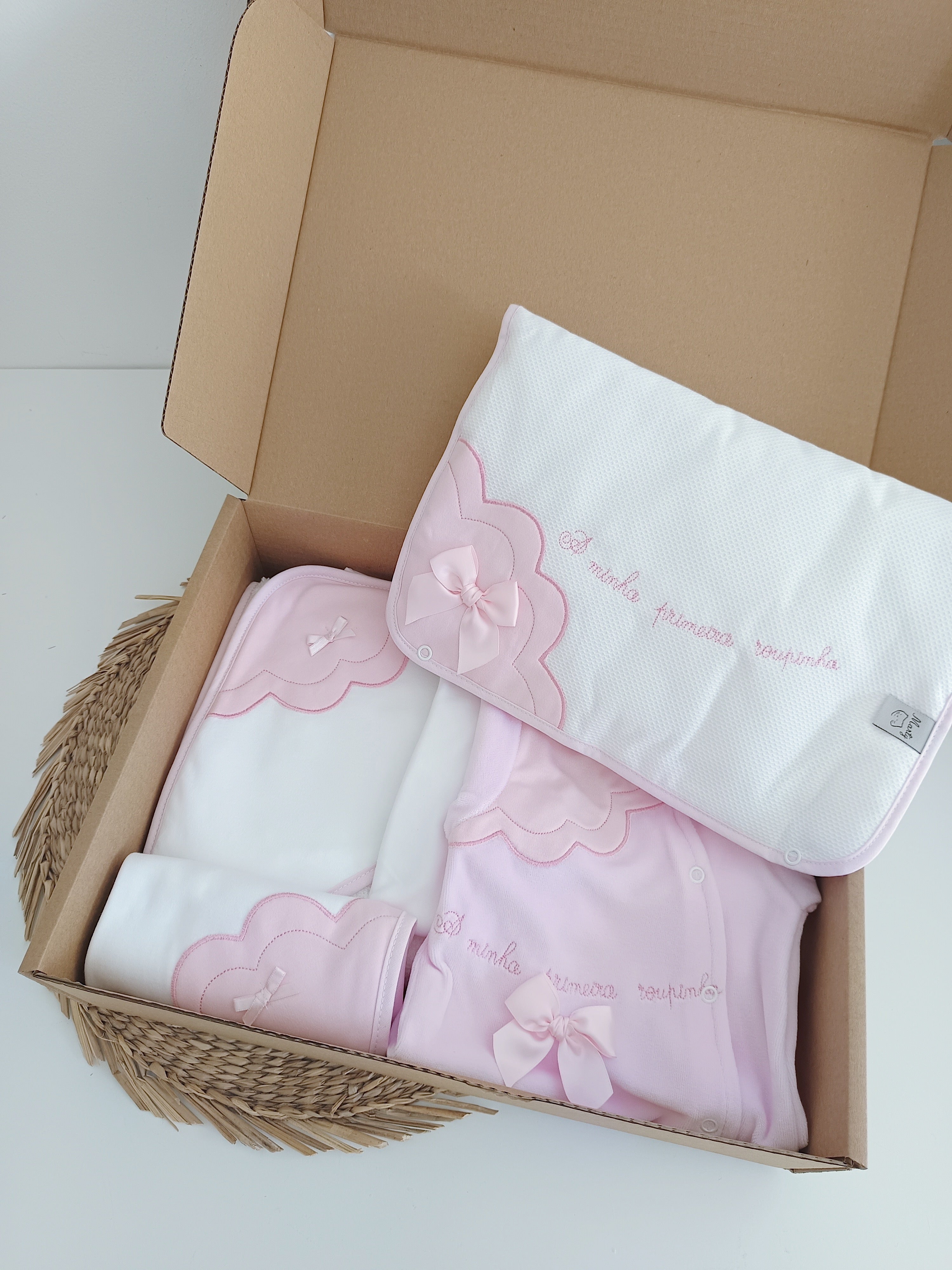 Conjunto de Primeira Roupinha com toalha e fralda Nuvem Rosa