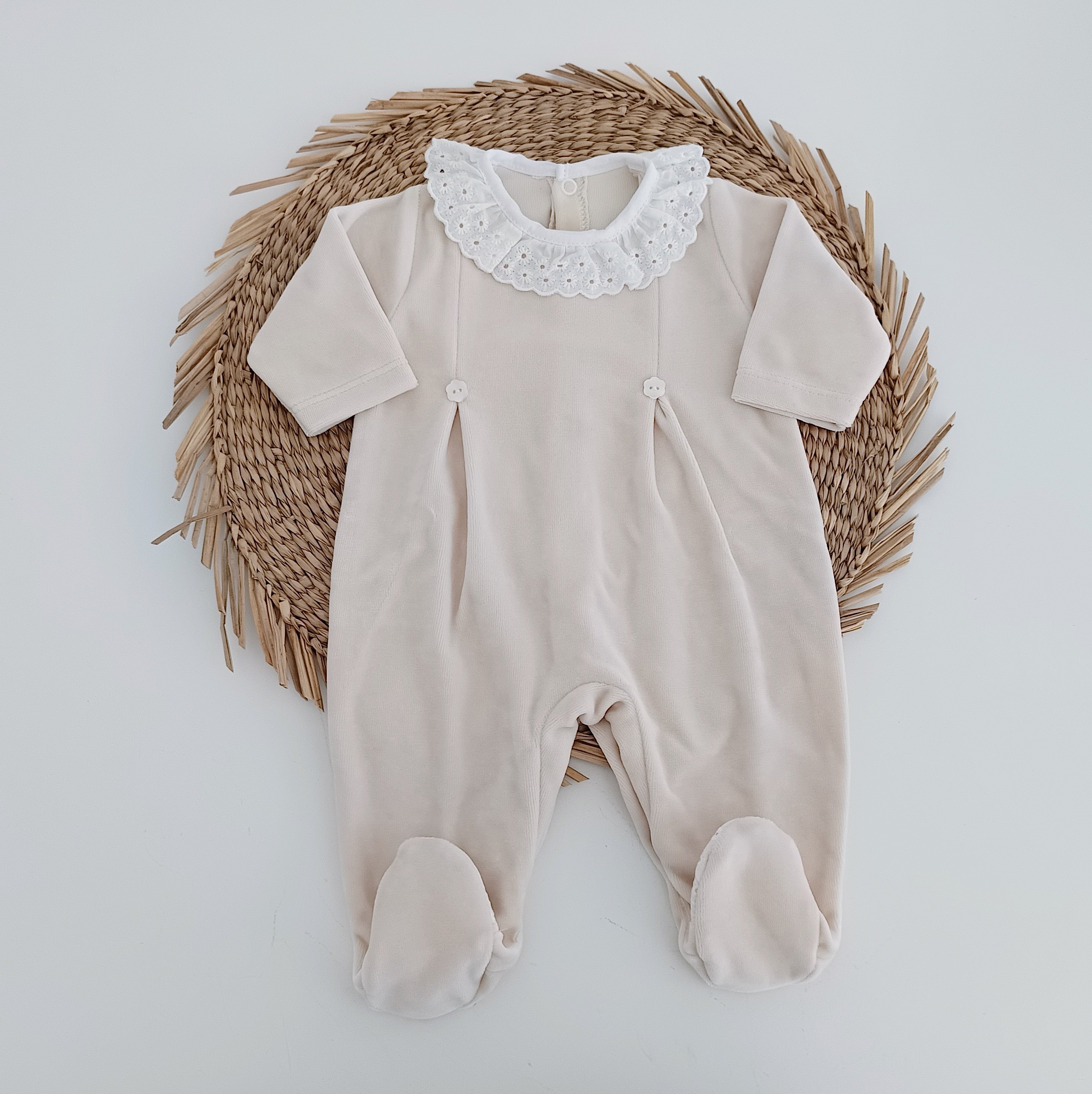 Babygrow Veludo Com Botões Flor e Gola De Folho Areia