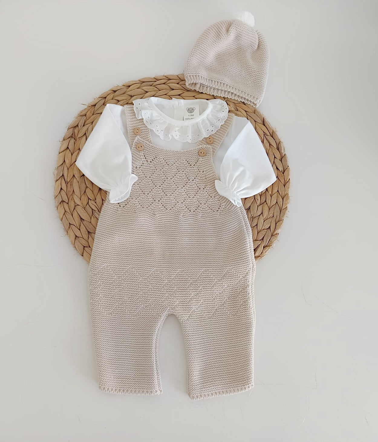 Jardineiras de Malha c/ Blusa Gola Folho e Gorro Areia