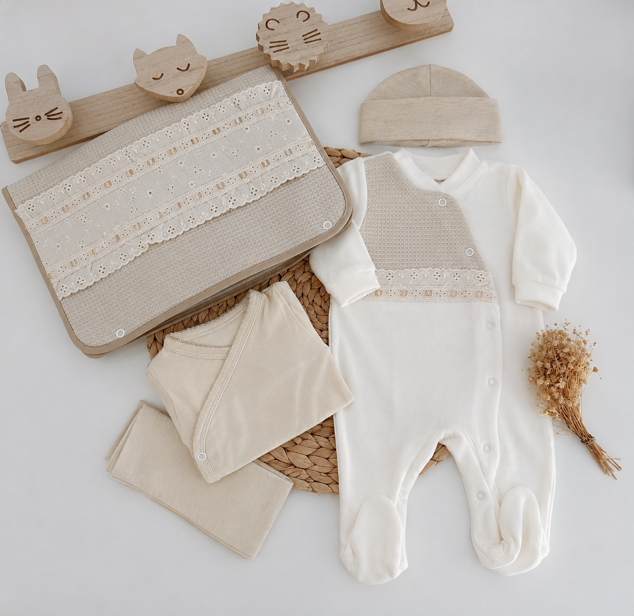 Conjunto de Primeira Roupinha Veludo Favos Areia