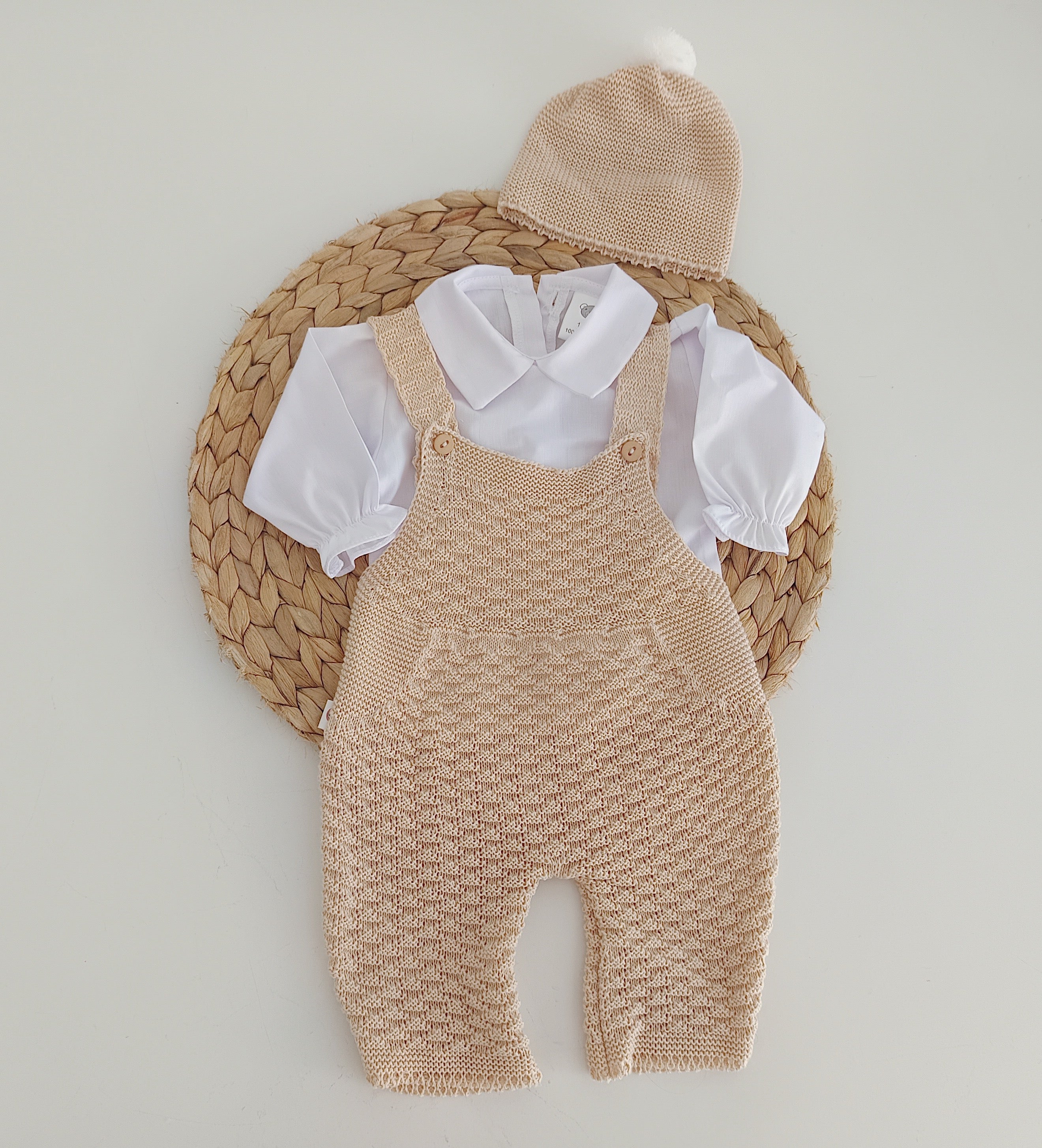 Jardineiras de Malha Pipinhos c/ blusa gola bico e gorro algodão Areia