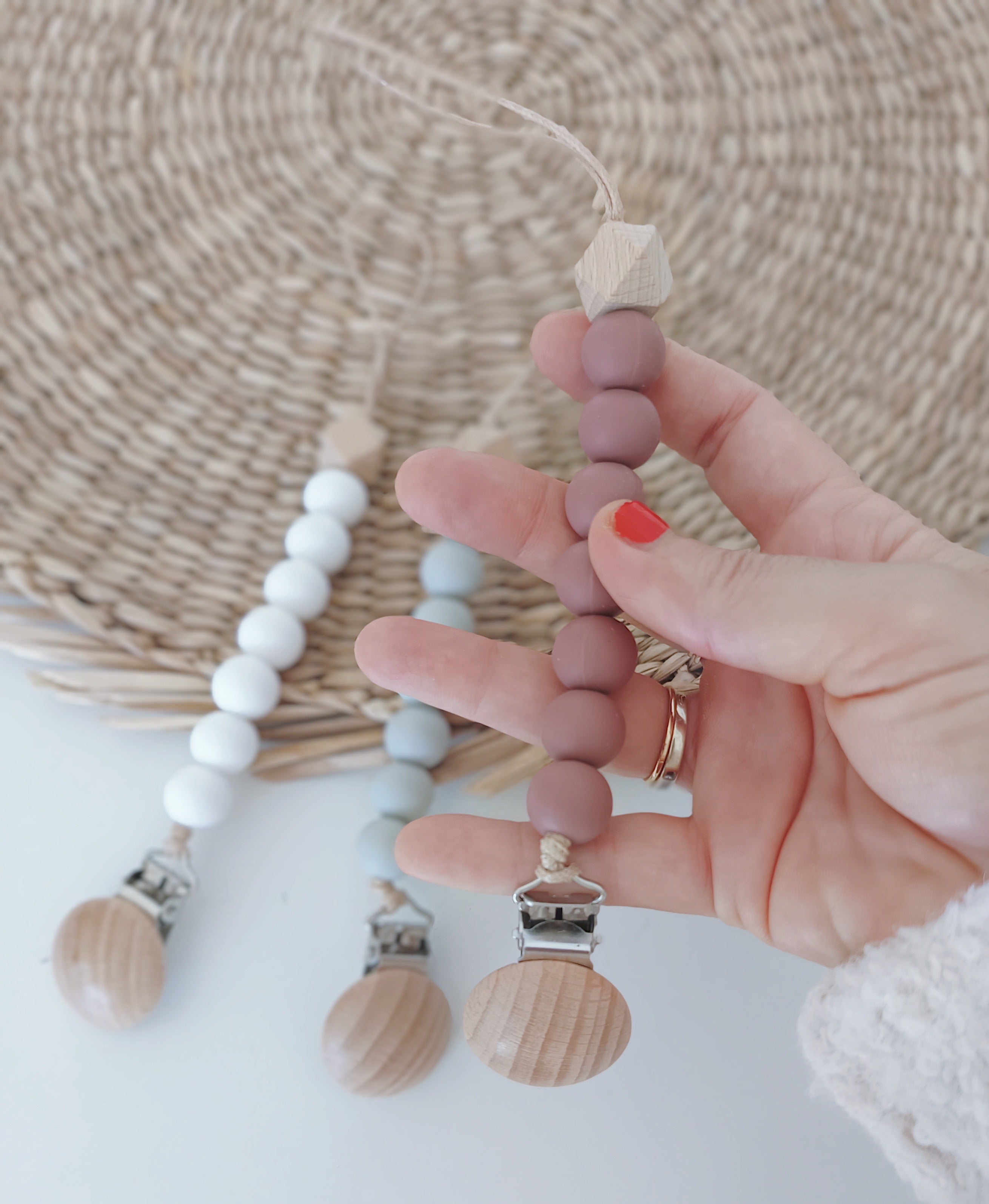 Porta Chupeta Bolas e Madeira